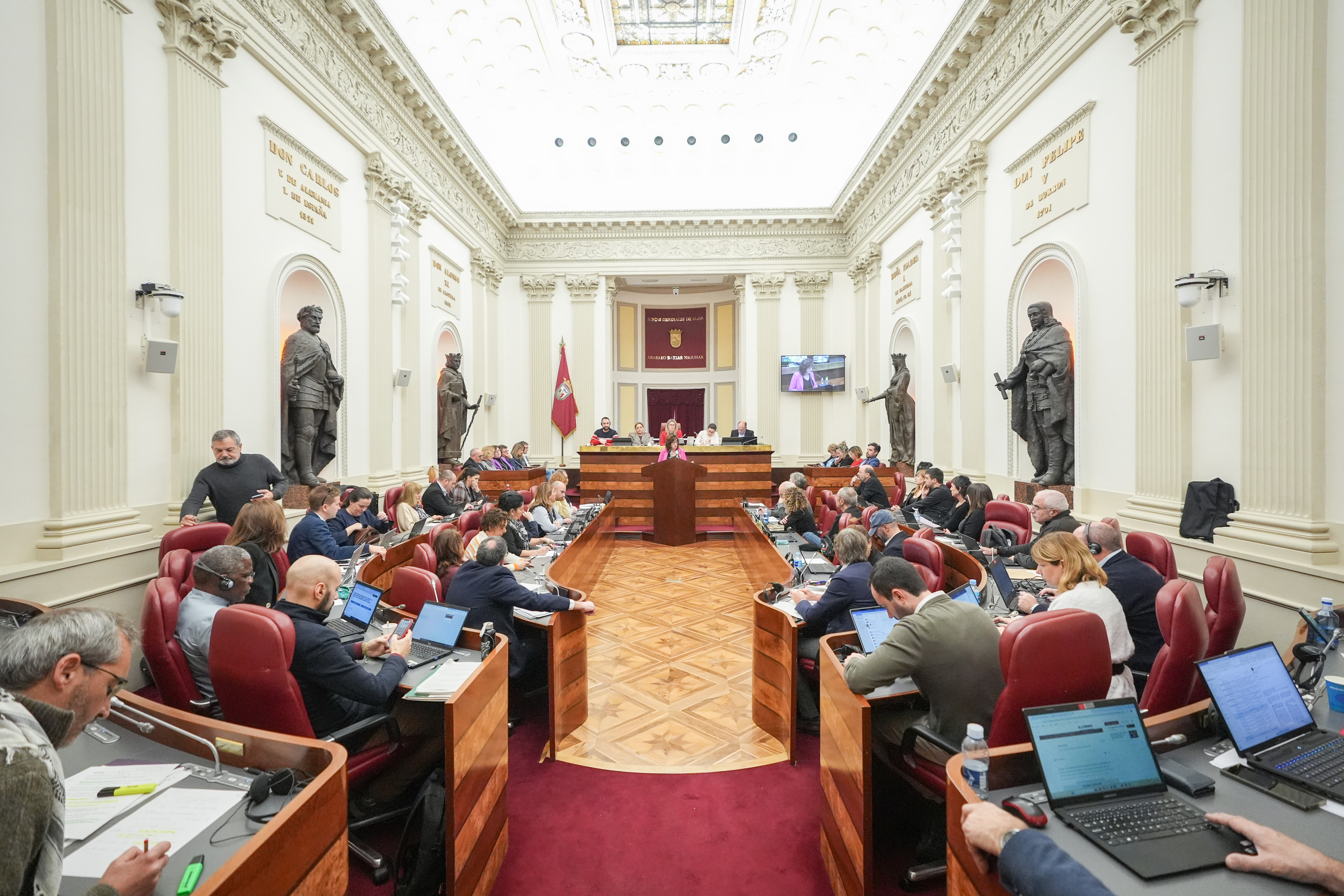 Arabako Batzar Nagusiak, Eva Lopez de Arroiabe EH Bilduko batzarkidearen hitzaldia entzuten. ENDIKA PORTILLO / FOKU