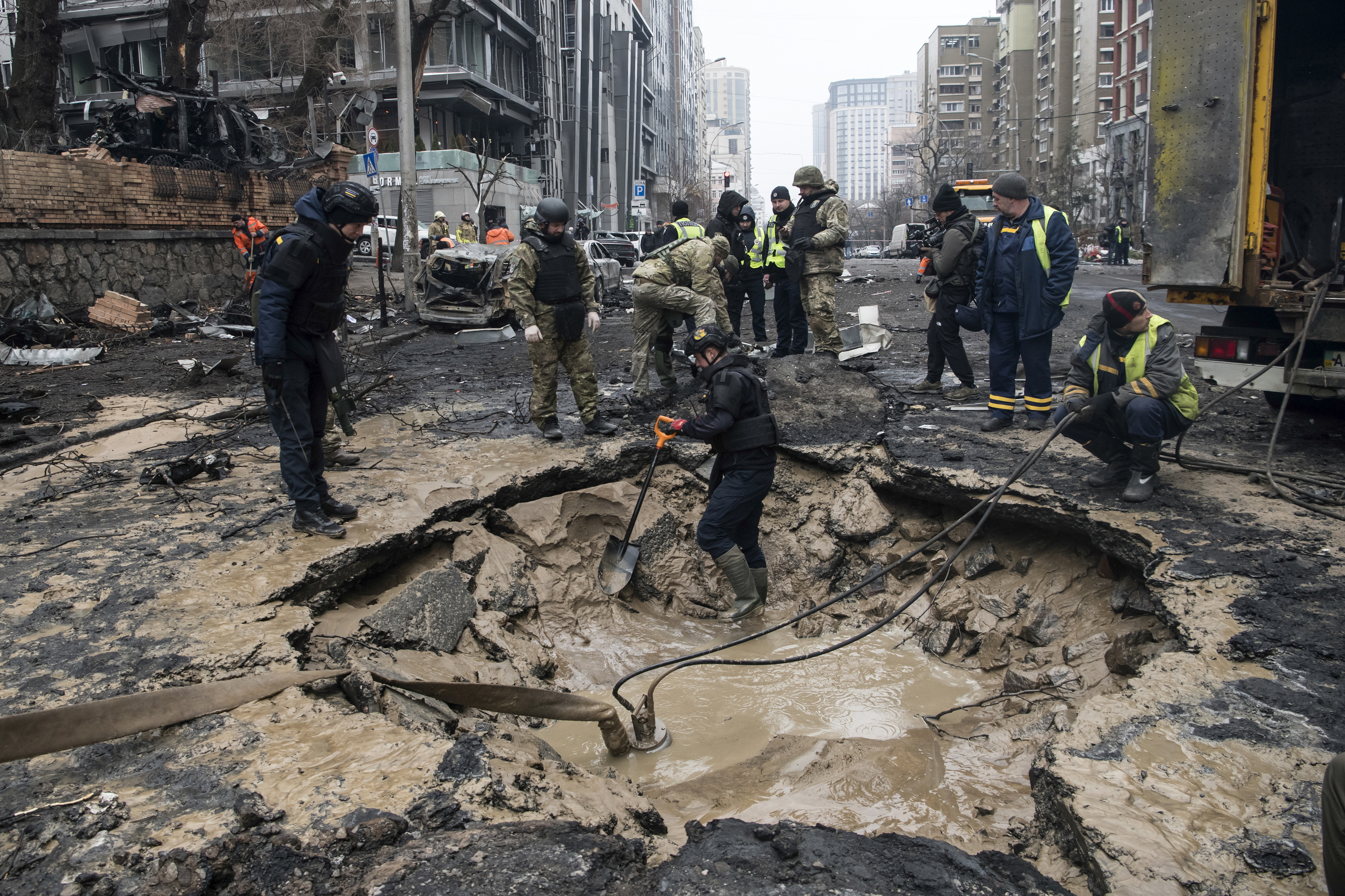 Kiev hiriburua Errusiak egindako erasoaren ondoren. MAXYM MARUSENKO / EFE