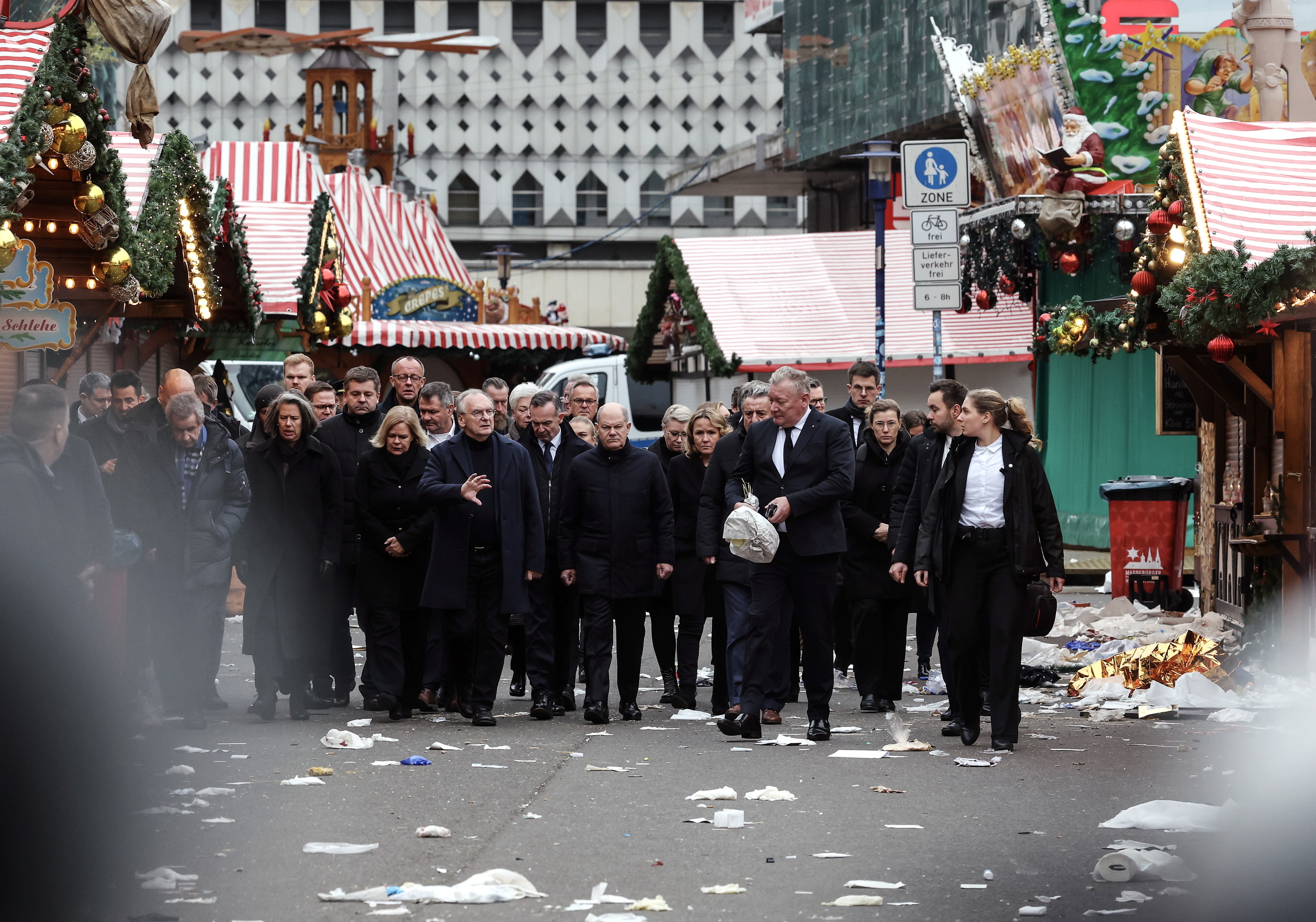 Olaf Scholz kantzilerra eta beste agintari batzuk erasoa izan den tokian, gaur. FILIP SINGER / EFE