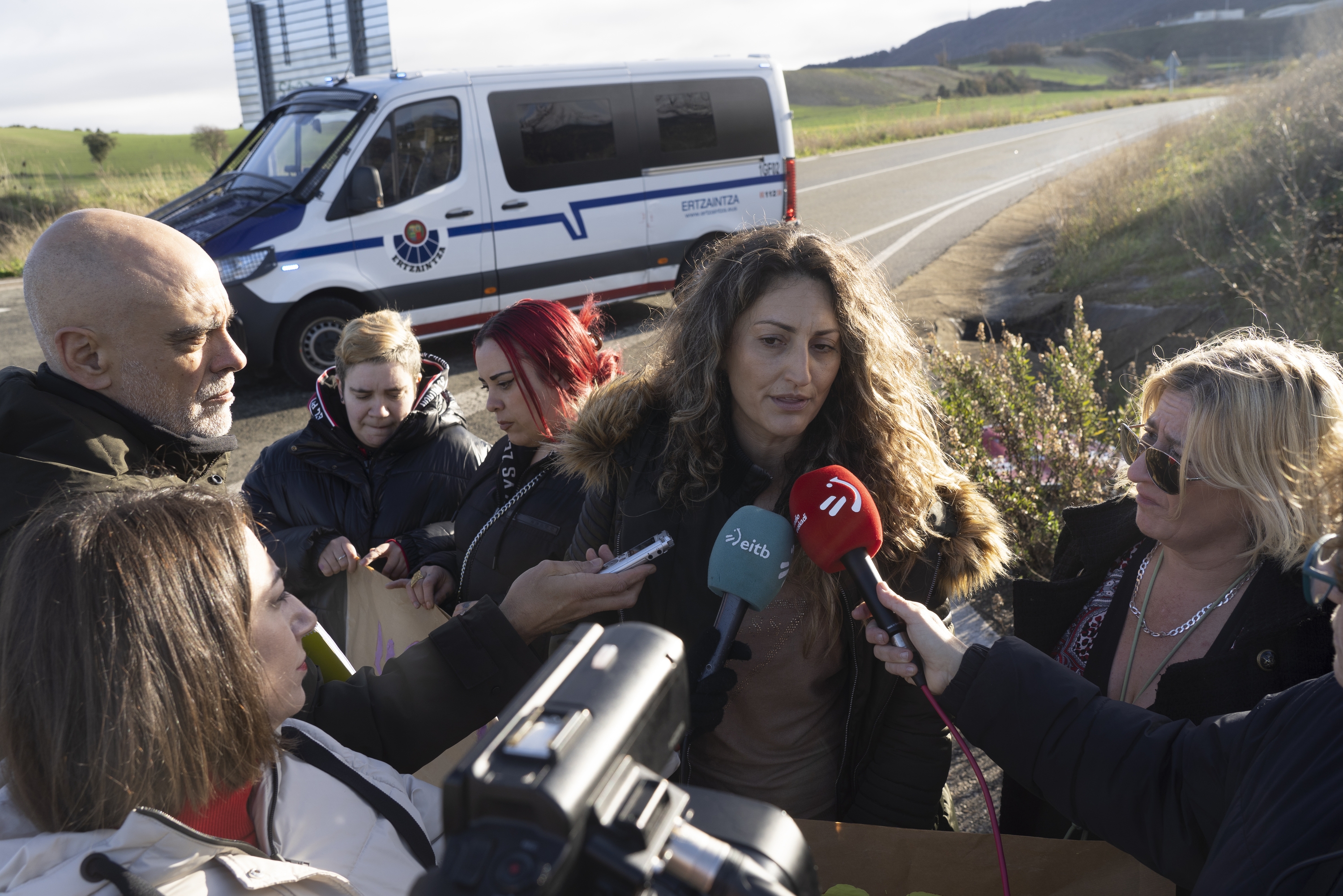 Presoen senideak, kazetariei adierazpenak egiten. Ertzaintzak ez die aurrera egiten utzi. RAUL BOGAJO / FOKU