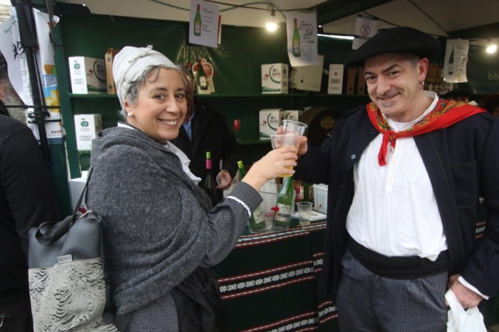 Bi lagun, sagardoa edaten, Bilboko saltokietako batean. OSKAR MATXIN EDESA / FOKU