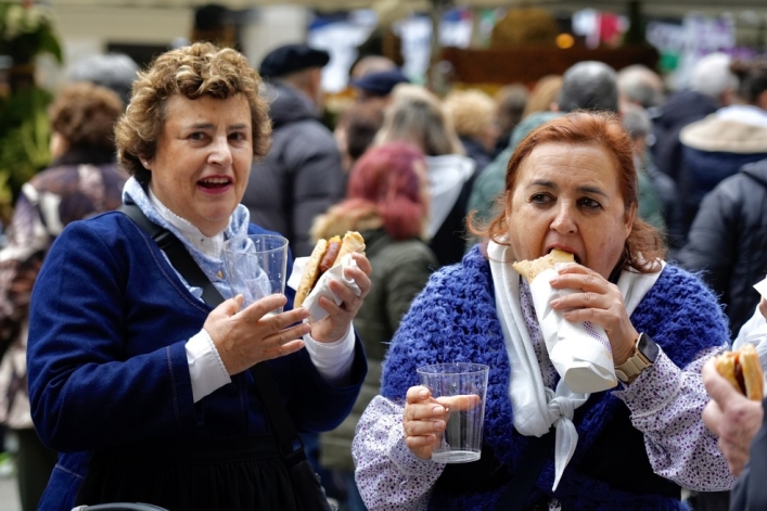 Talo zein ogi tartean, txistorra da nagusi San Tomas egunean. Donostian, horren adibidea.ANDONI CANELLADA / FOKU