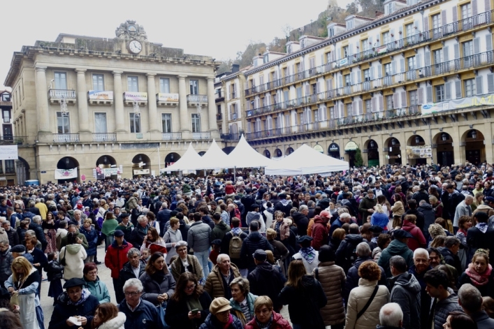 Donostiako Konstituzio plaza, jendez beteta. ANDONI CANELLADA / FOKU