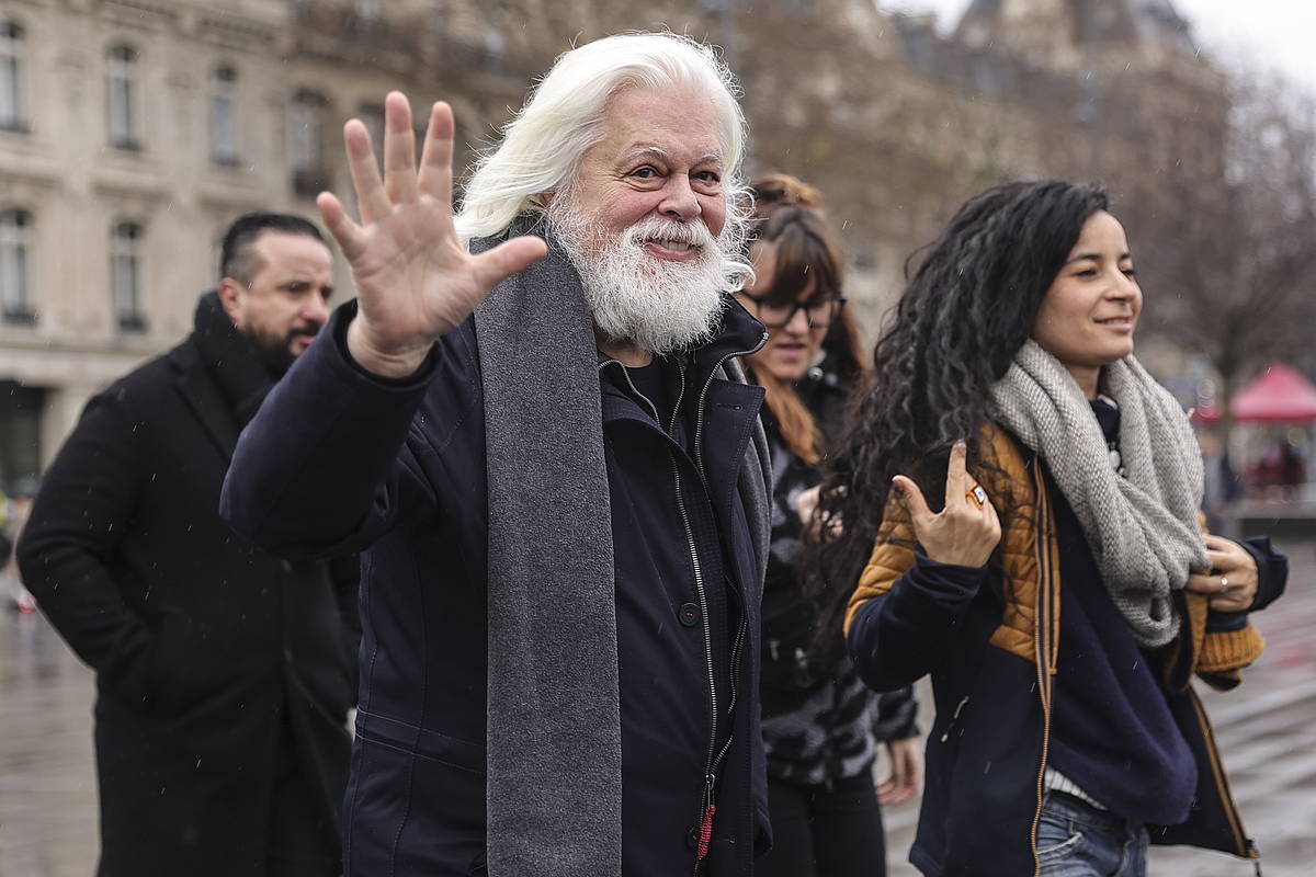 Paul Watson animalien eskubideen aldeko ekintzailea, Parisen.