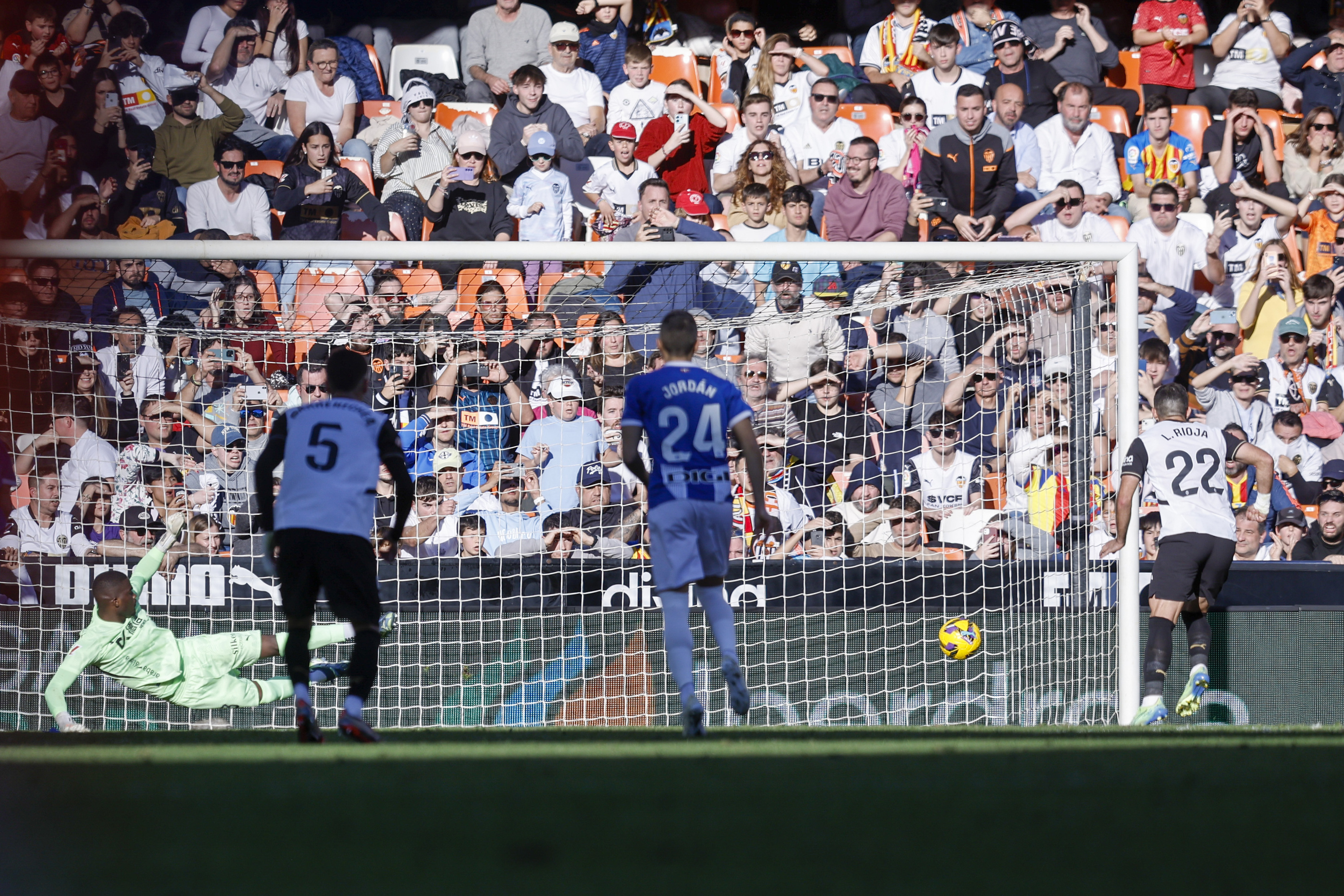 Luis Riojak sartu du Valentziaren goletako bat, penaltiz. KAI FÖRSTERLING / EFE