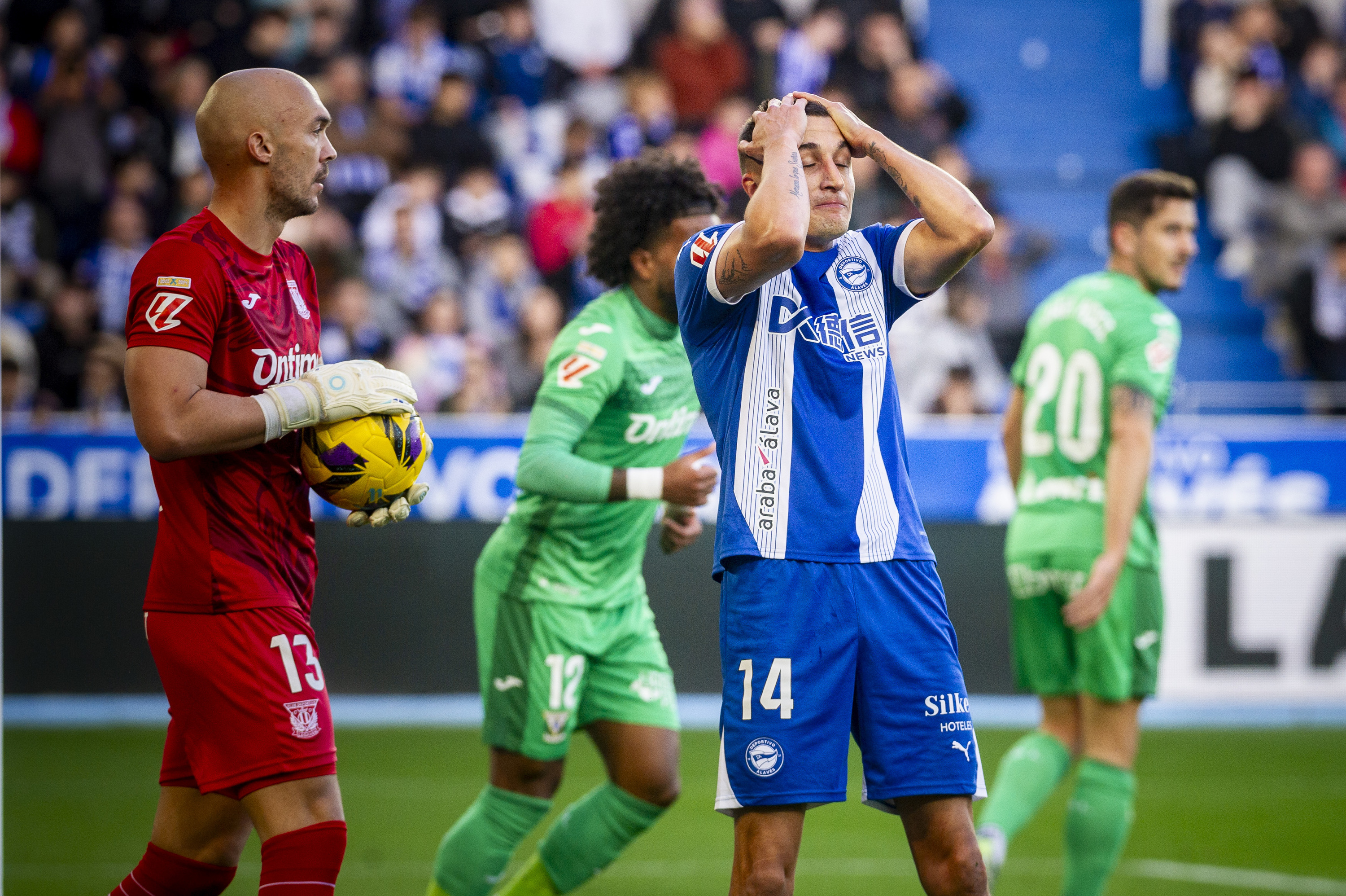 Nahuel Tenaglia, eskuak buruan dituela, gol aukera bat huts egin eta gero. JAIZKI FONTANEDA / FOKU