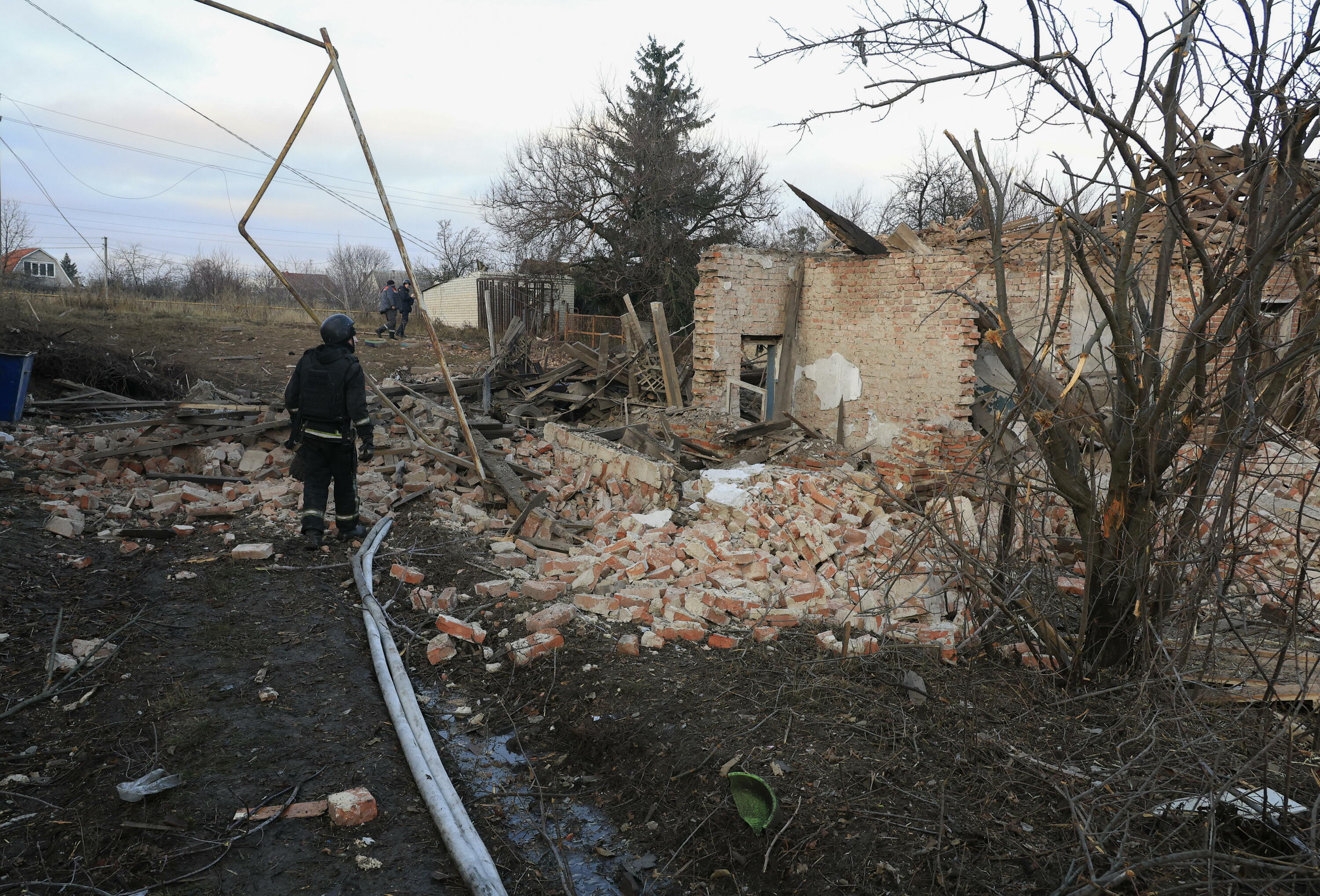 Errusiaren erasoek kalte egindako gune bat Kharkiven, gaur. SERGEY KOZLOV / EFE