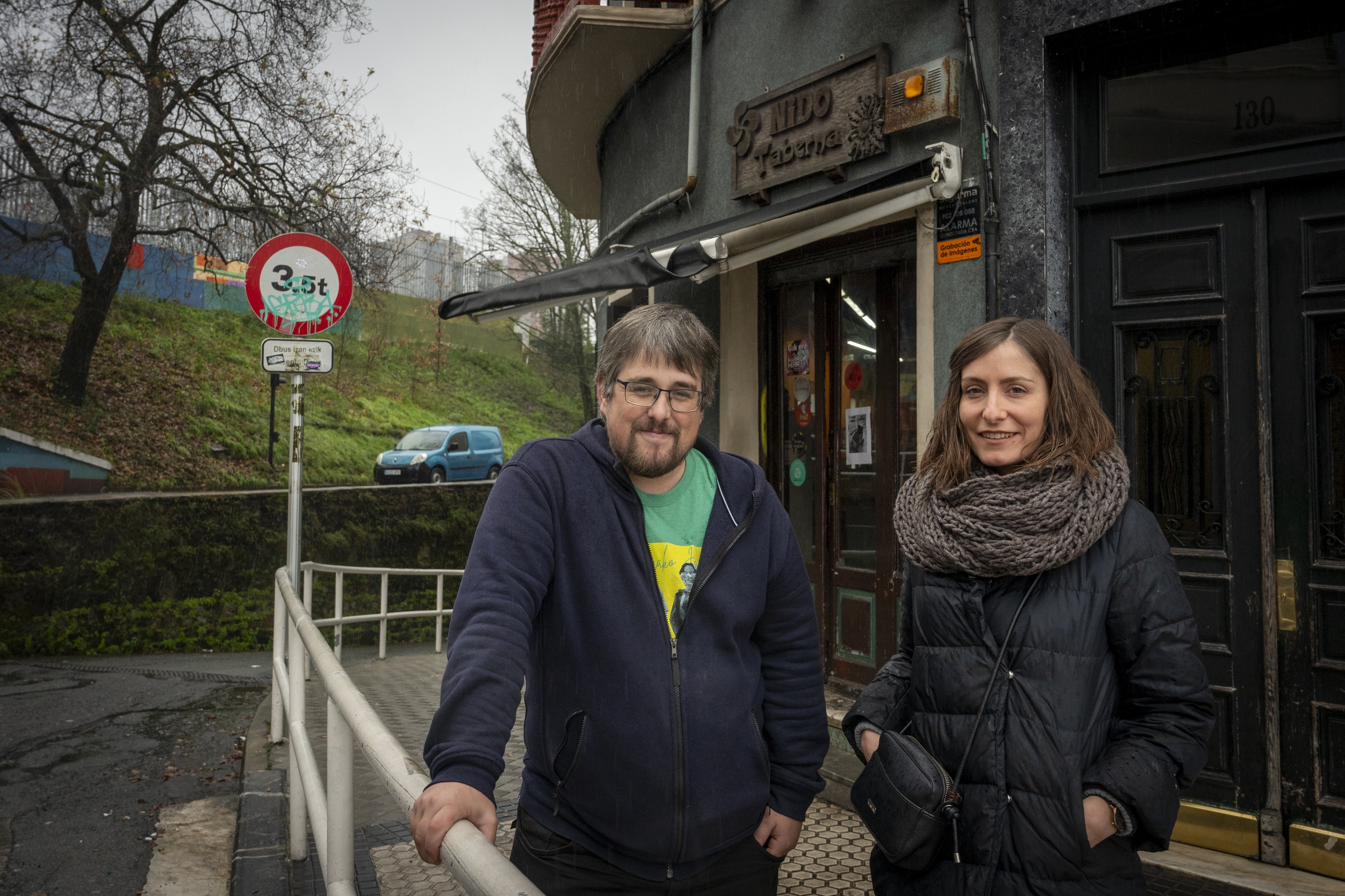 Amaia Abendaño eta Manex Ralla, Nido tabernaren atarian, asteon. GORKA RUBIO / FOKU