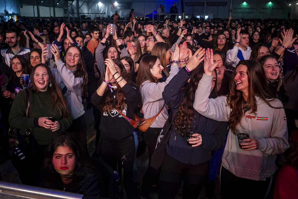 Hainbat emakume 2022ko Hatortxu Rocken, eszenatokiaren aurreko lehen ilaran dantzan. JAIZKI FONTANEDA / FOKU