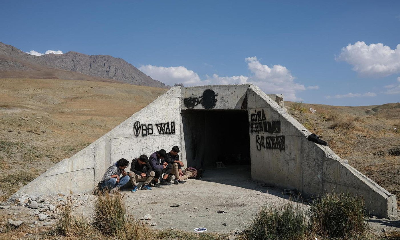 Iheslari talde bat Iran eta Turkia arteko mugan, Turkiara sartzeko ahaleginetan. SEDAT SUNA / EFE.