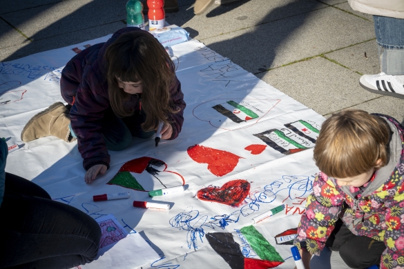 Haur mordoa bildu da Palestinaren aldeko marrazkiak pintatzeko. 