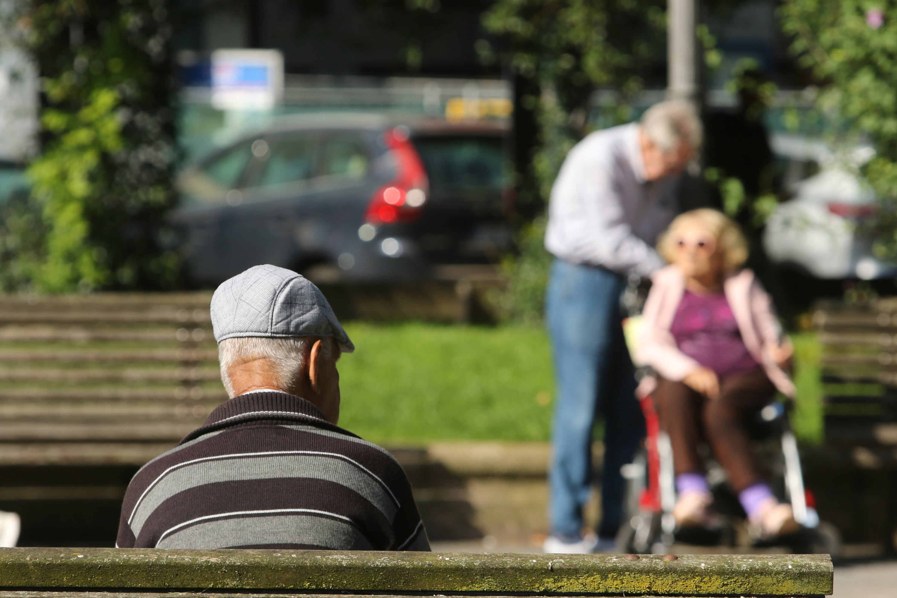 Erretiratuak, Bilboko plaza batean. OSKAR MATXIN EDESA / FOKU