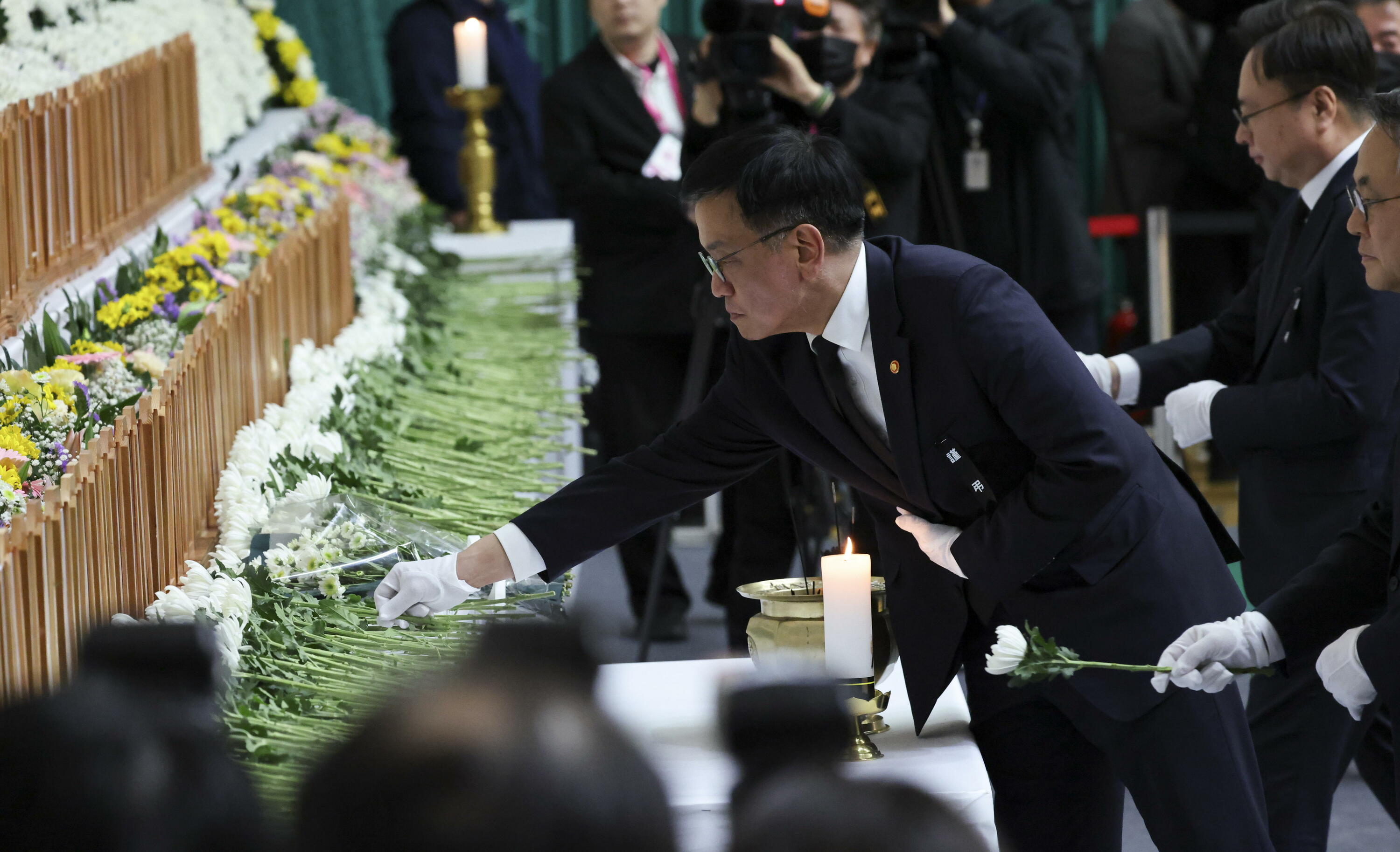 Choi Sang-mok Hego Koreako jarduneko presidentea, biktimen oroimen lekuan . HAN MYUNG-GU / EFE 