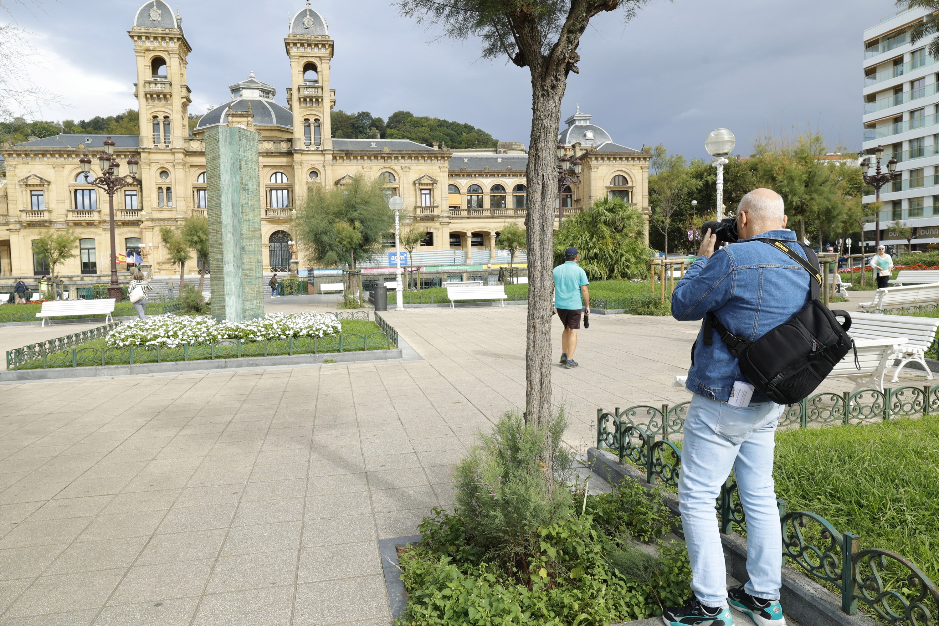 Turistak Donostiako udaletxearen aurrean. MAIALEN ANDRES / FOKU