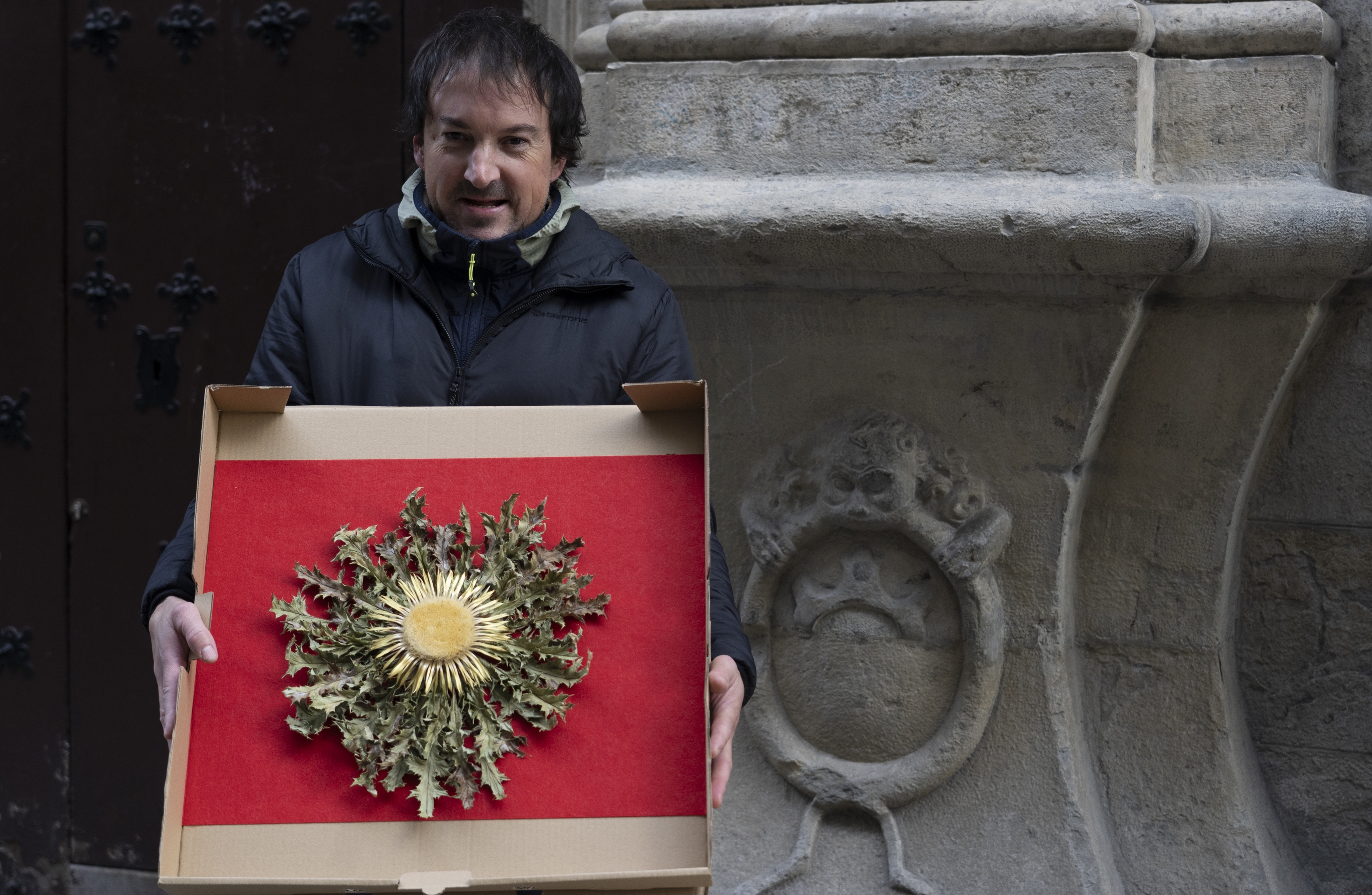 Mikel Pascual Zain Eguzkiloreko kidea, eguzki lore batekin, Iruñean. JAGOBA MANTEROLA / FOKU