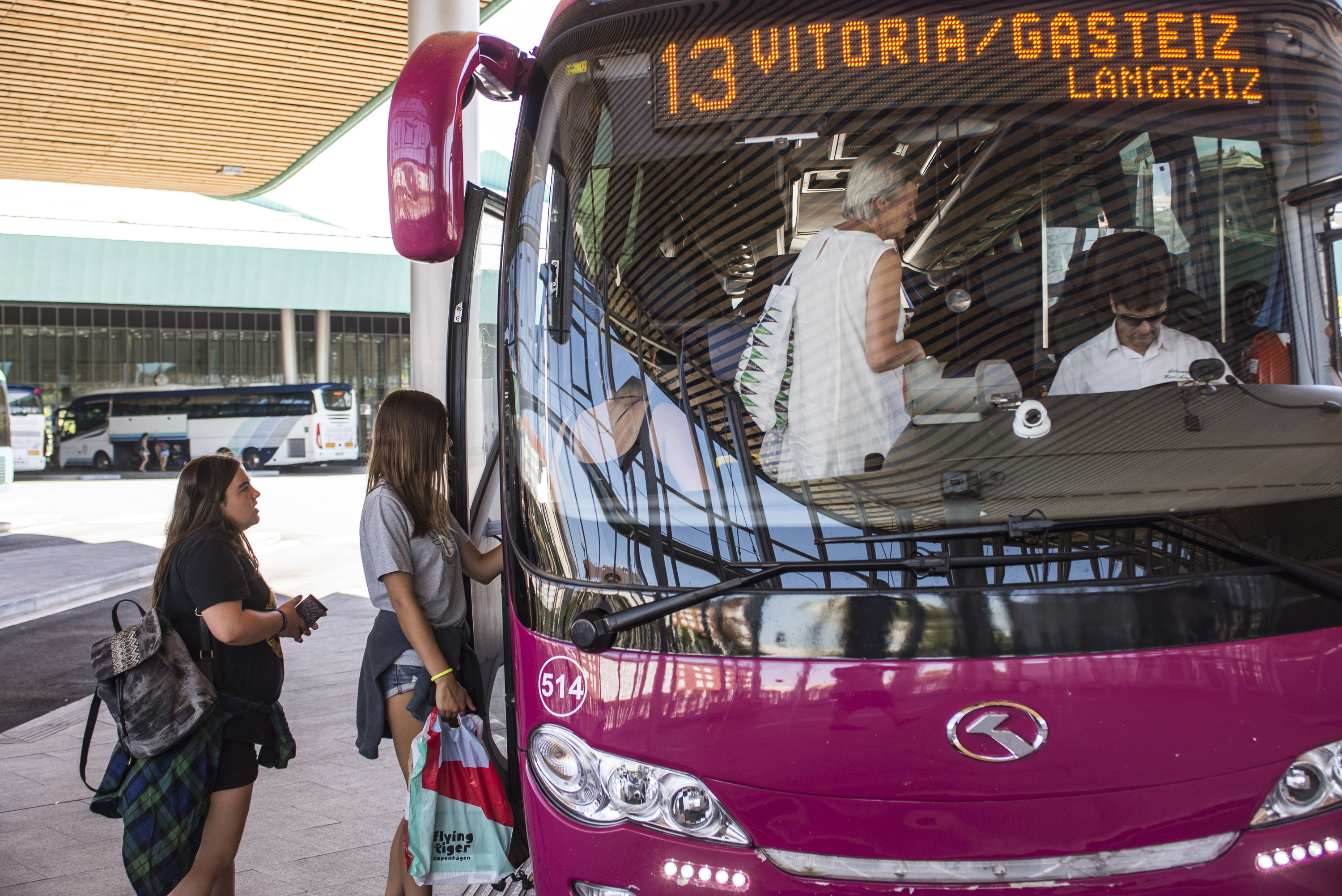 Gasteiz eta Langraiz arteko zerbitzua ematen duen autobusa. JAIZKI FONTANEDA / FOKU