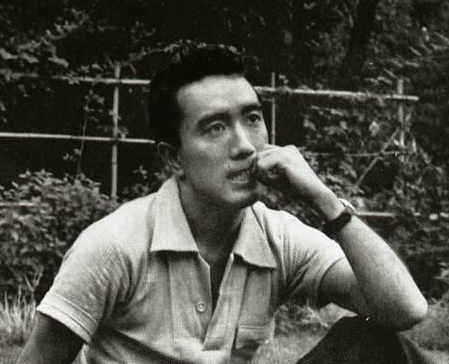 Yukio Mishima 1956. urteko argazki batean. SHIROU AOYAMA