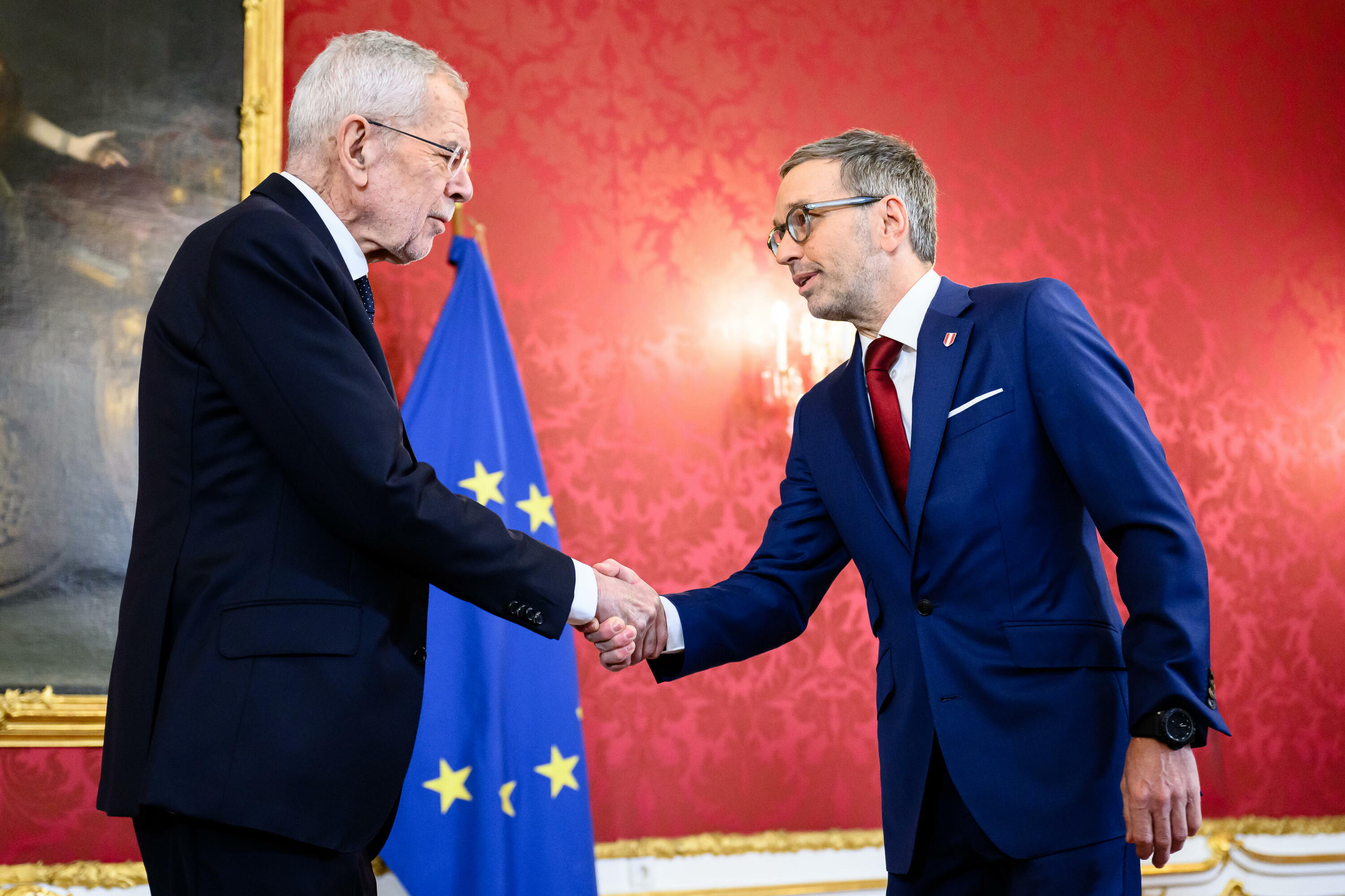 Austriako presidente Alexander van der Bellen ezkerrean, eta Herbert Kickl eskuinean, gaur, presidentearen egoitzan. MAX SLOVENCIK / EFE