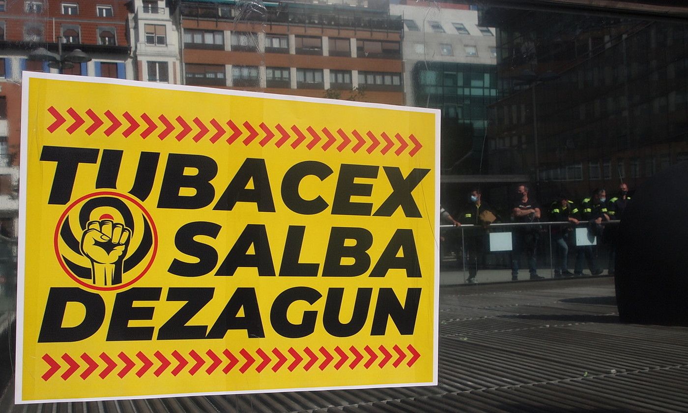 Tubacexeko langileen aldeko itsasgarri bat, Eusko Jaurlaritzaren Industria Sailaren aurrean eginiko protestaldi batean. AIARALDEA.EUS.