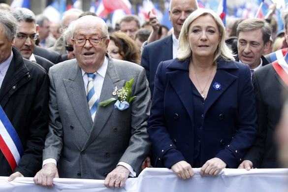 Jean-Marie eta Marine Le Pen aita-alabak, artxiboko irudi batean. YOAN VALAT / EFE 