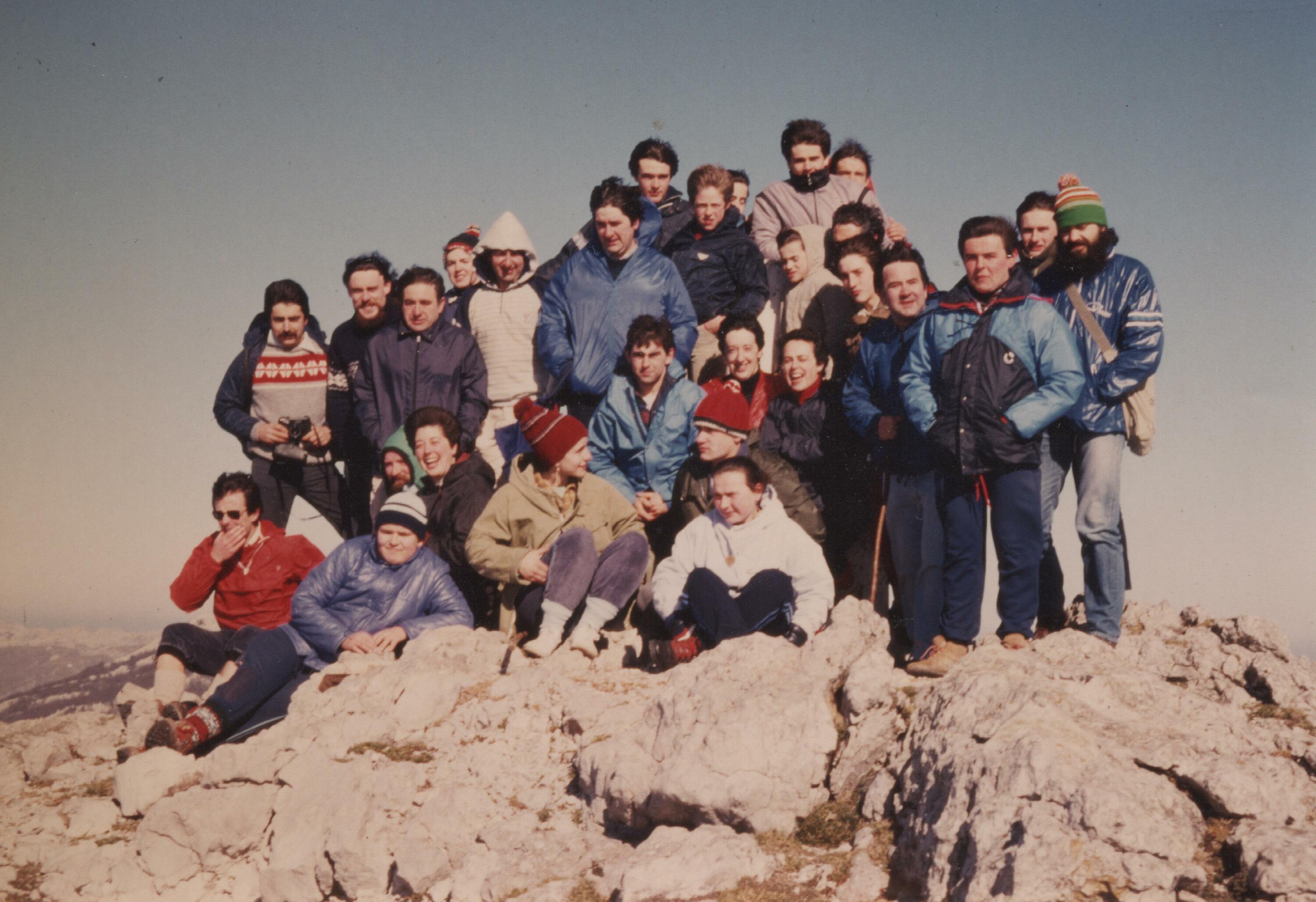 Idiazabal kirol elkarteko mendi saileko kideak 1985eko otsailaren 24an Aratz mendira eginiko irteera