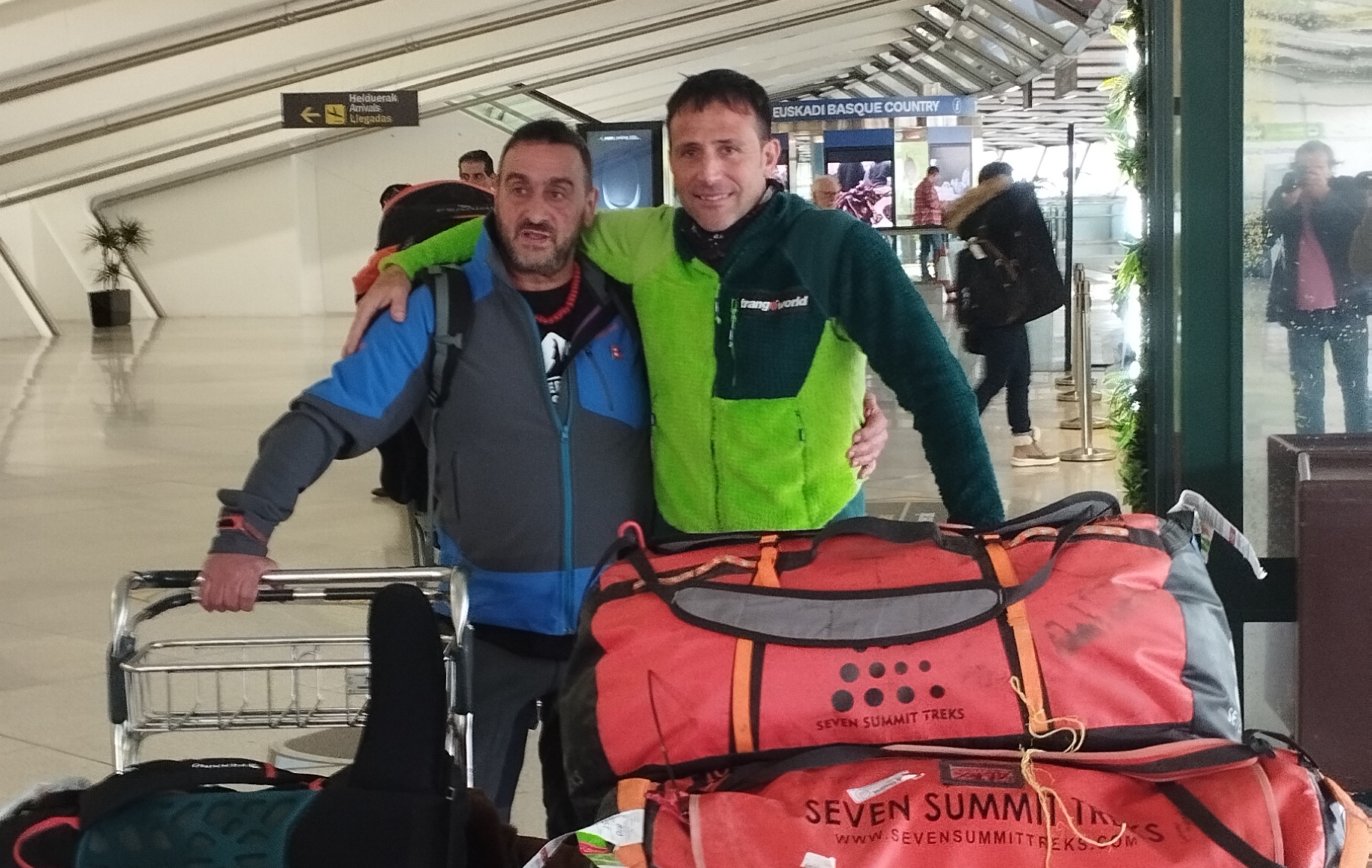 Alex Txikon eta Eneko Garamendi laguna, Loiuko aireportuan.