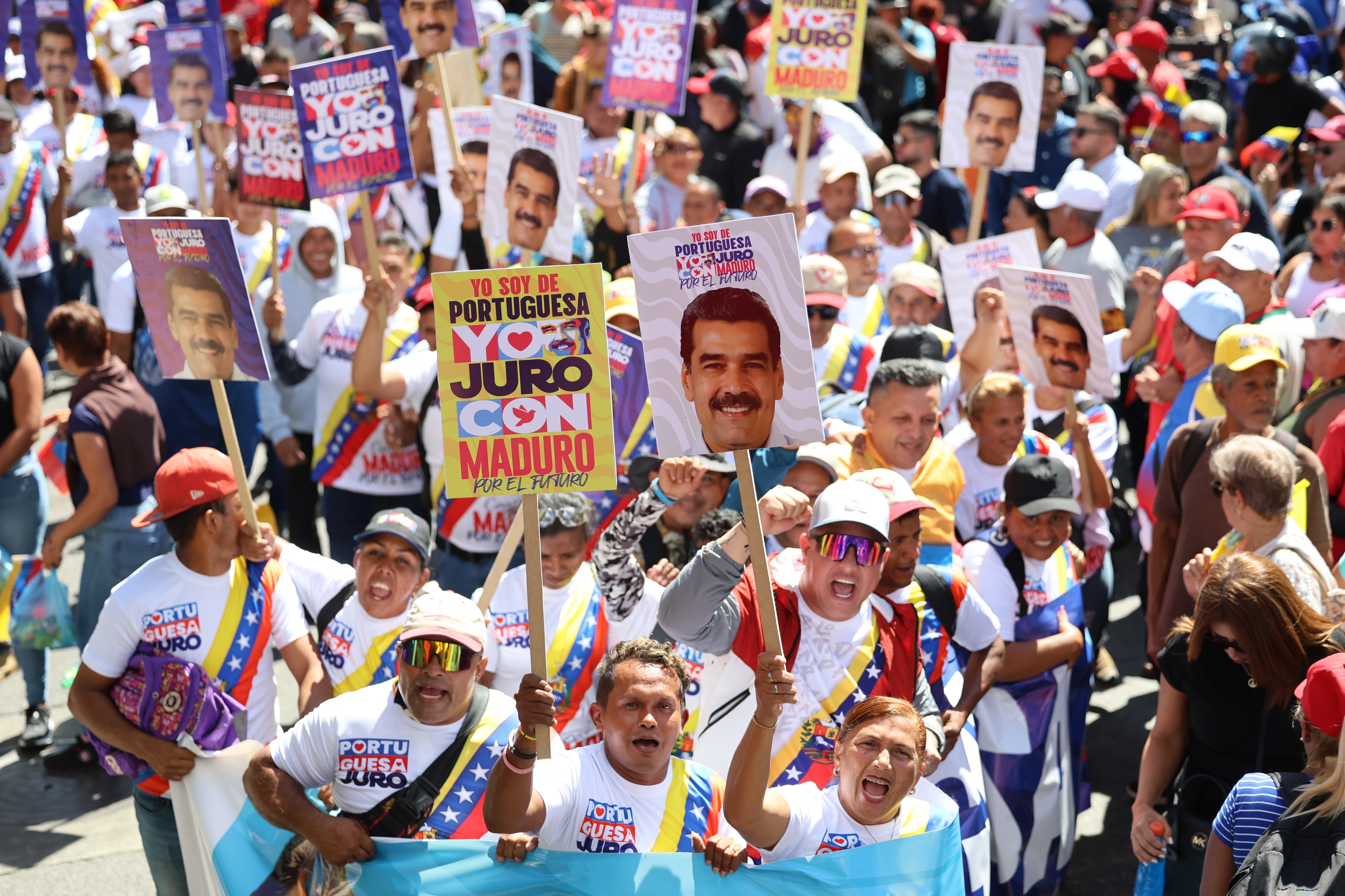 Maduroren jarraitzaileak, presidentearen aldeko ekitaldi batean, gaur, Caracasen. MIGUEL GUTIERREZ / EFE