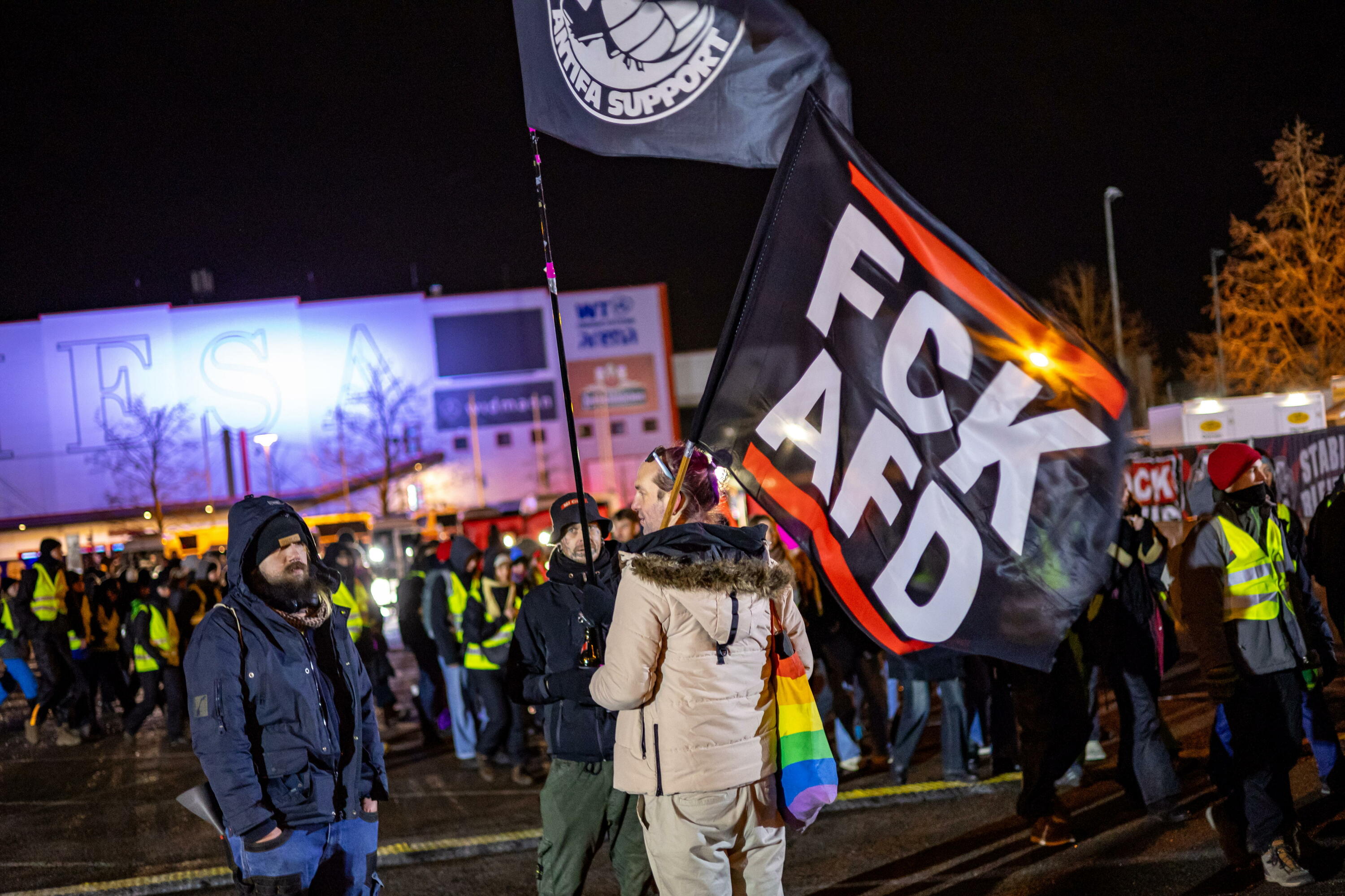 Manifestariak AfDren kongresurako sarbideak blokeatu dituzte, gaur goizaldean, Riesan. MARTIN DIVISEK / EFE