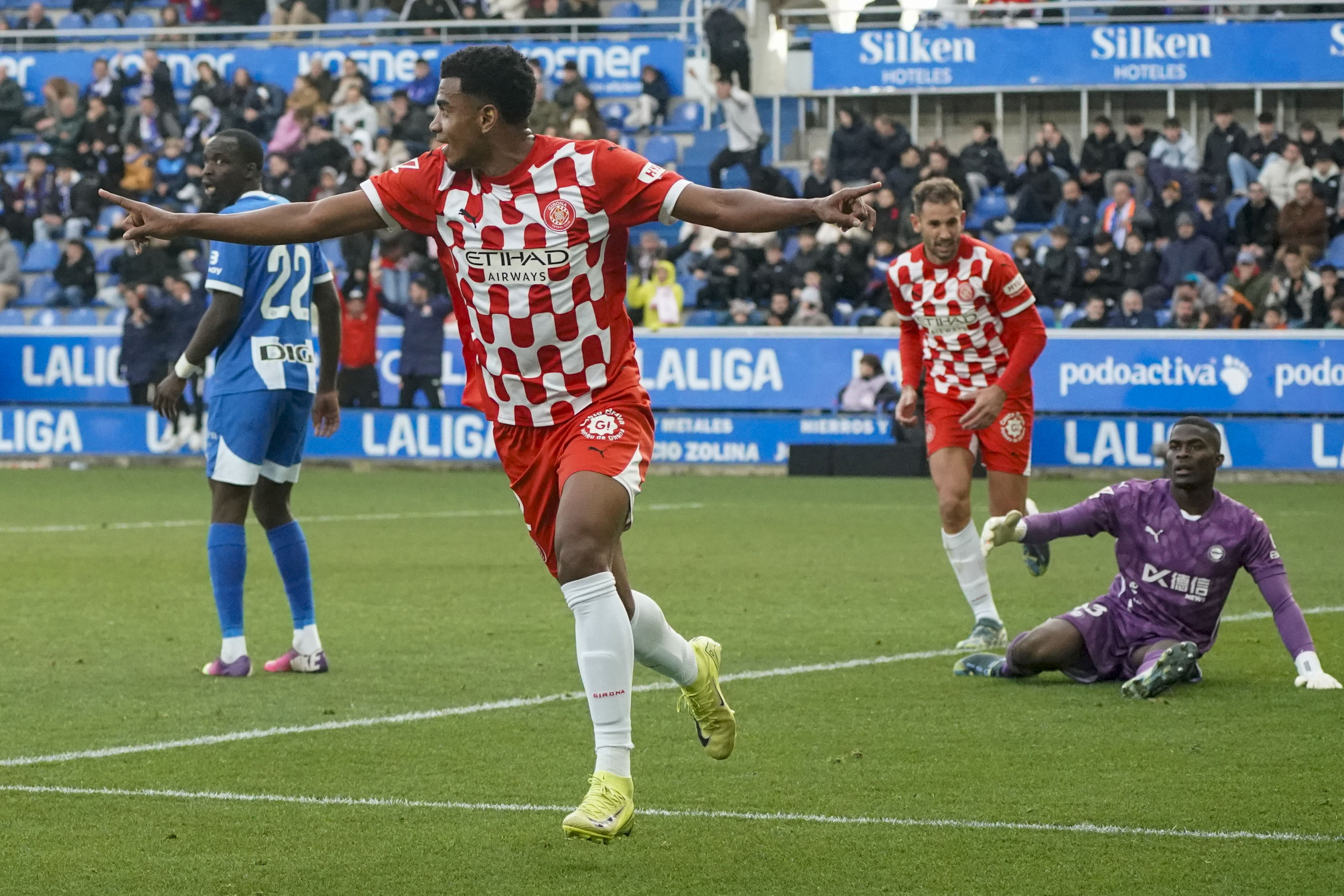 Jhon Solis, Gironaren gola ospatzen. Mussa Diarra eta Jesus Owono etsita ageri dira. L. RICO / EFE