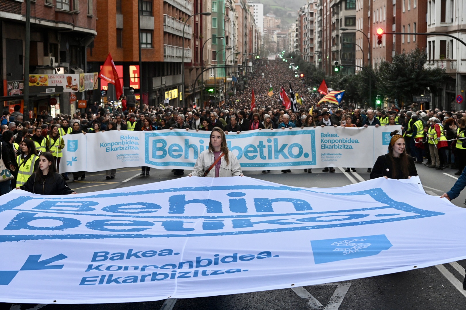 Manifestazioaren burua, 'Behin betiko' dioen pankarta erraldoi batekin. MIKEL MARTINEZ DE TRESPUENTES / FOKU