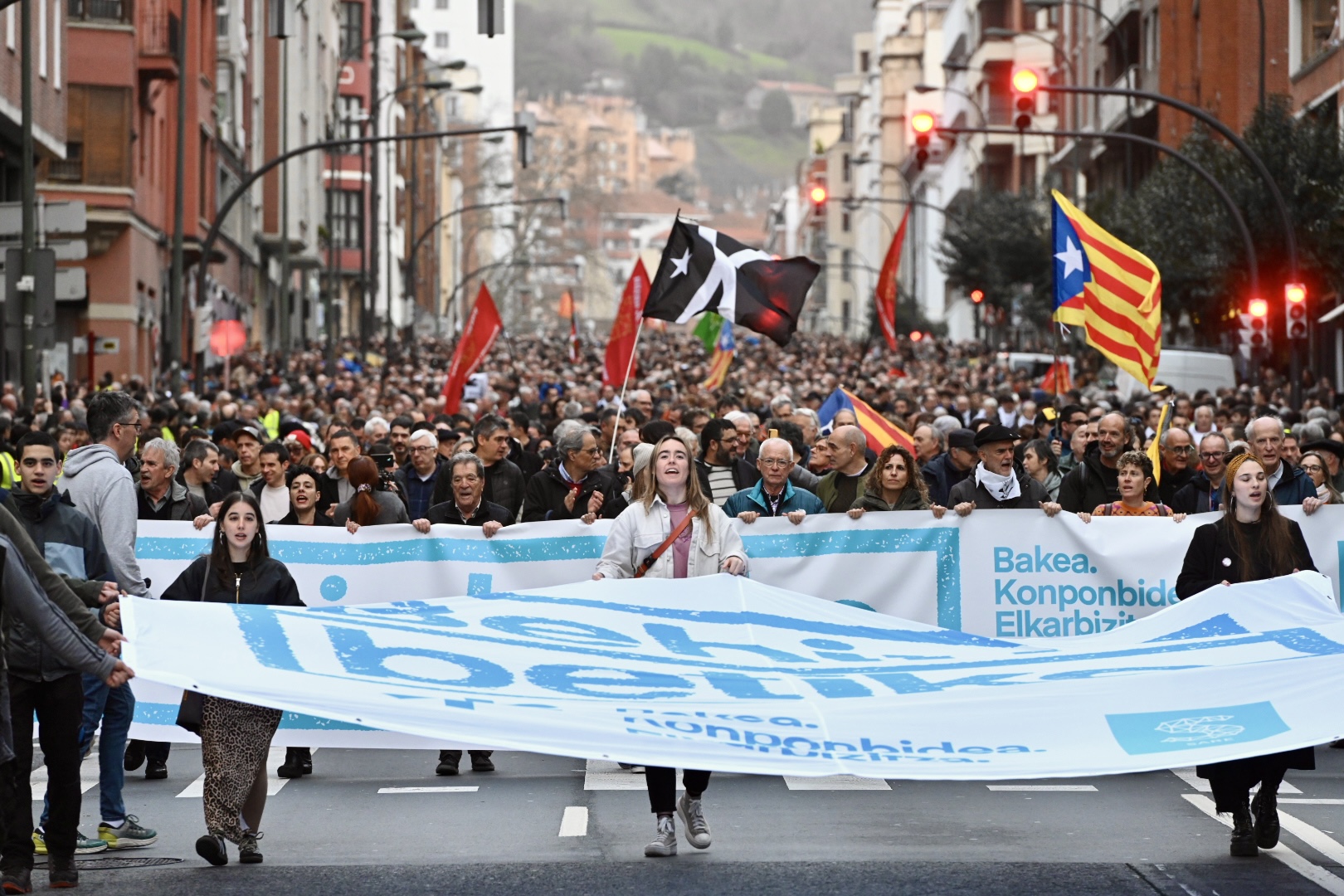 Manifestariak, Autonomia kalean behera, salbuespen neurriak bukatzearen aldeko pankartekin eta banderekin. MIKEL MARTINEZ DE TRESPUENTES / FOKU