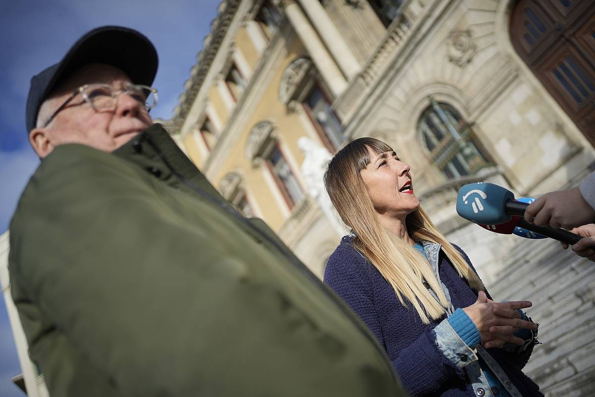 Joseba Azkarraga eta Bego Atxa Sareko bozeramaileak gaur, Bilbon. ARITZ LOIOLA / FOKU