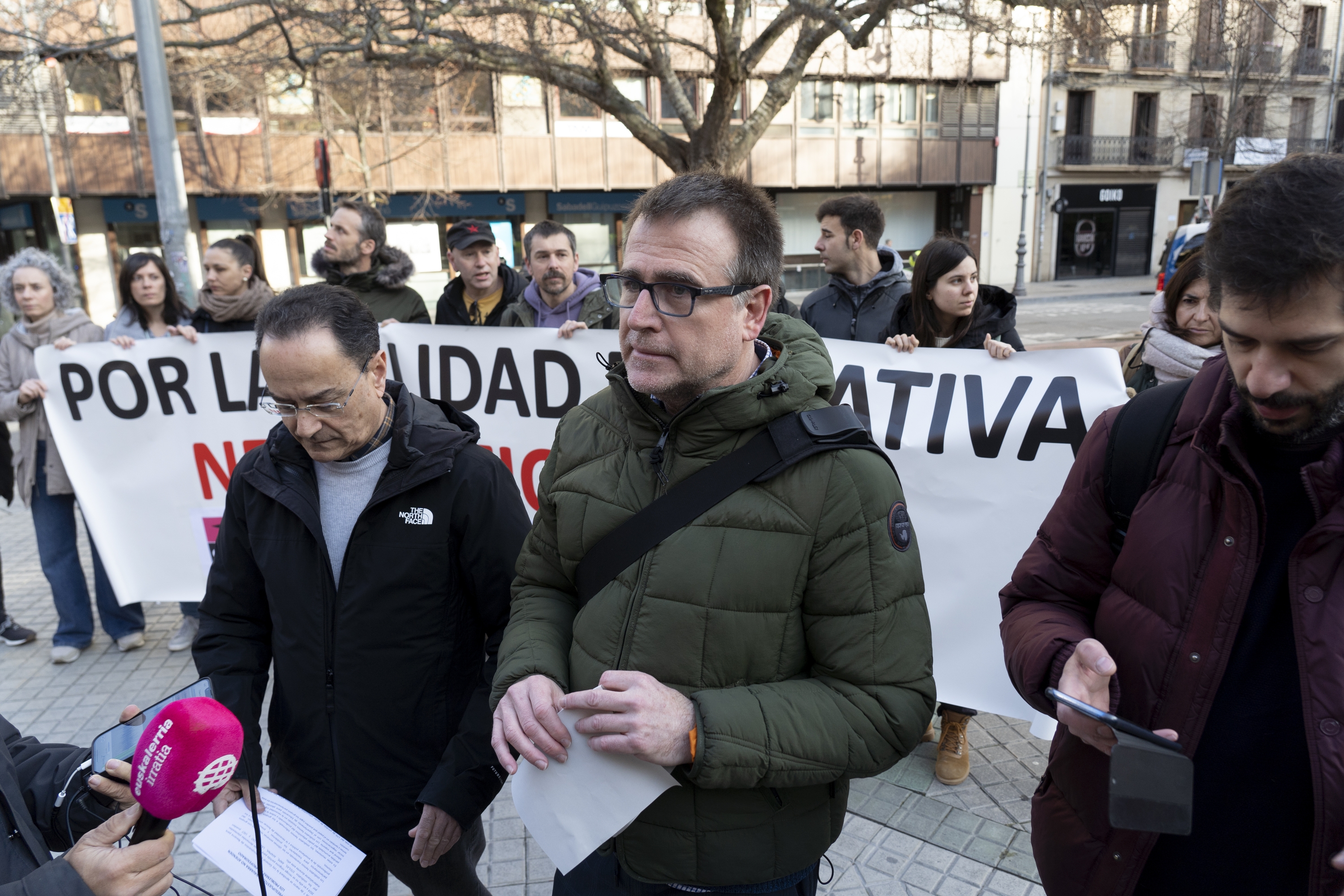 Steilaseko Raul Lopez (erdian), Nafarroako Parlamentuaren aurrean eginiko elkarretaratze batean. IÑIGO URIZ/FOKU