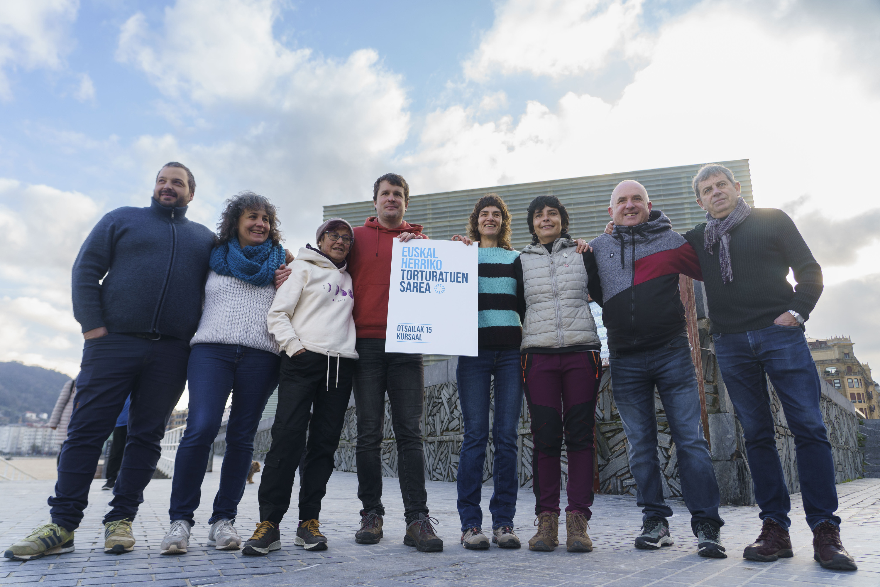 Euskal Herriko Torturatuen Talde Sustatzaileak egindako agerraldia, gaur goizean, Donostian. JON URBE / FOKU