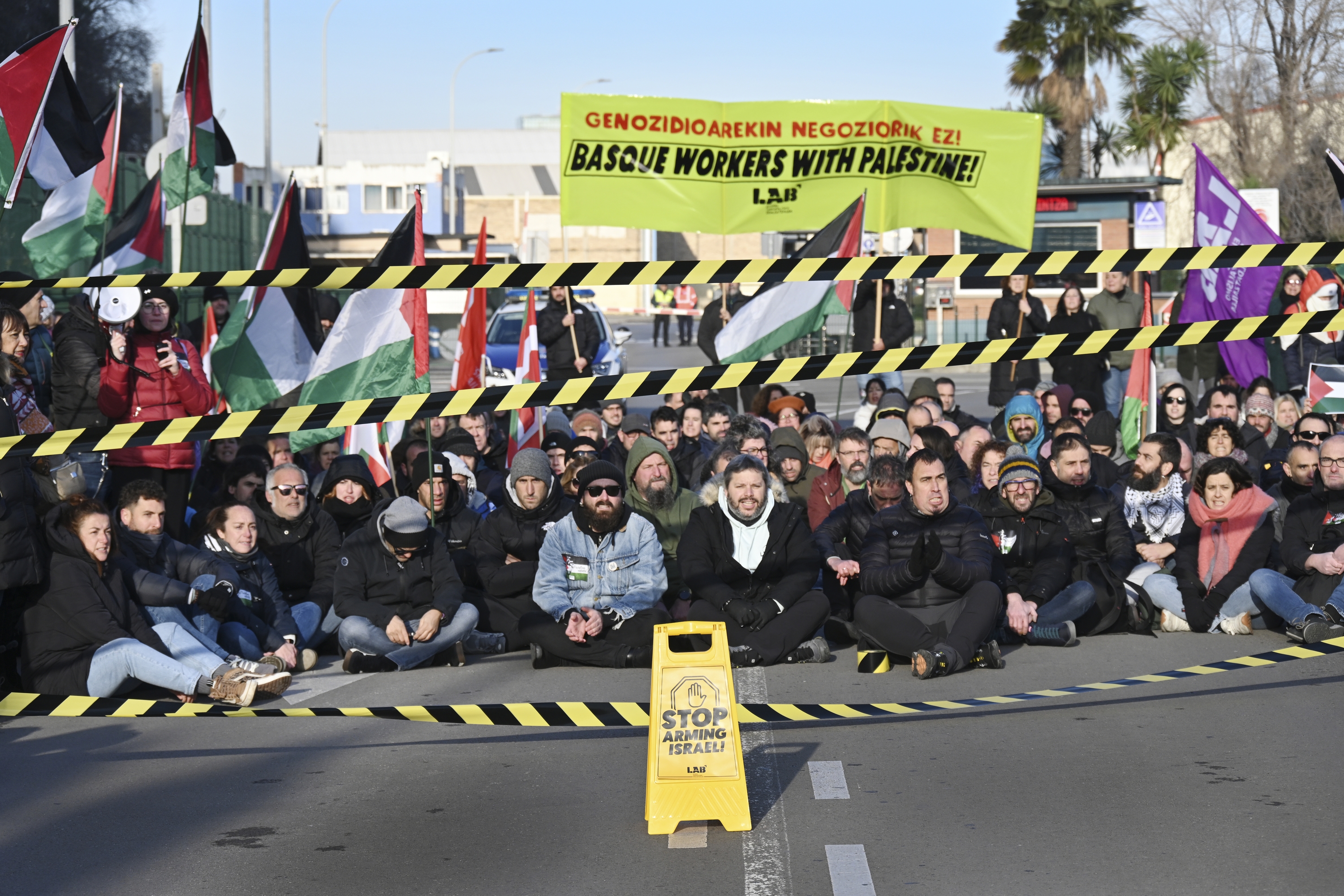 Langileak protestan, portuko zuzendaritzak euren eskakizunak onar ditzan. MIKEL MARTINEZ DE TRESPUENTES / FOKU