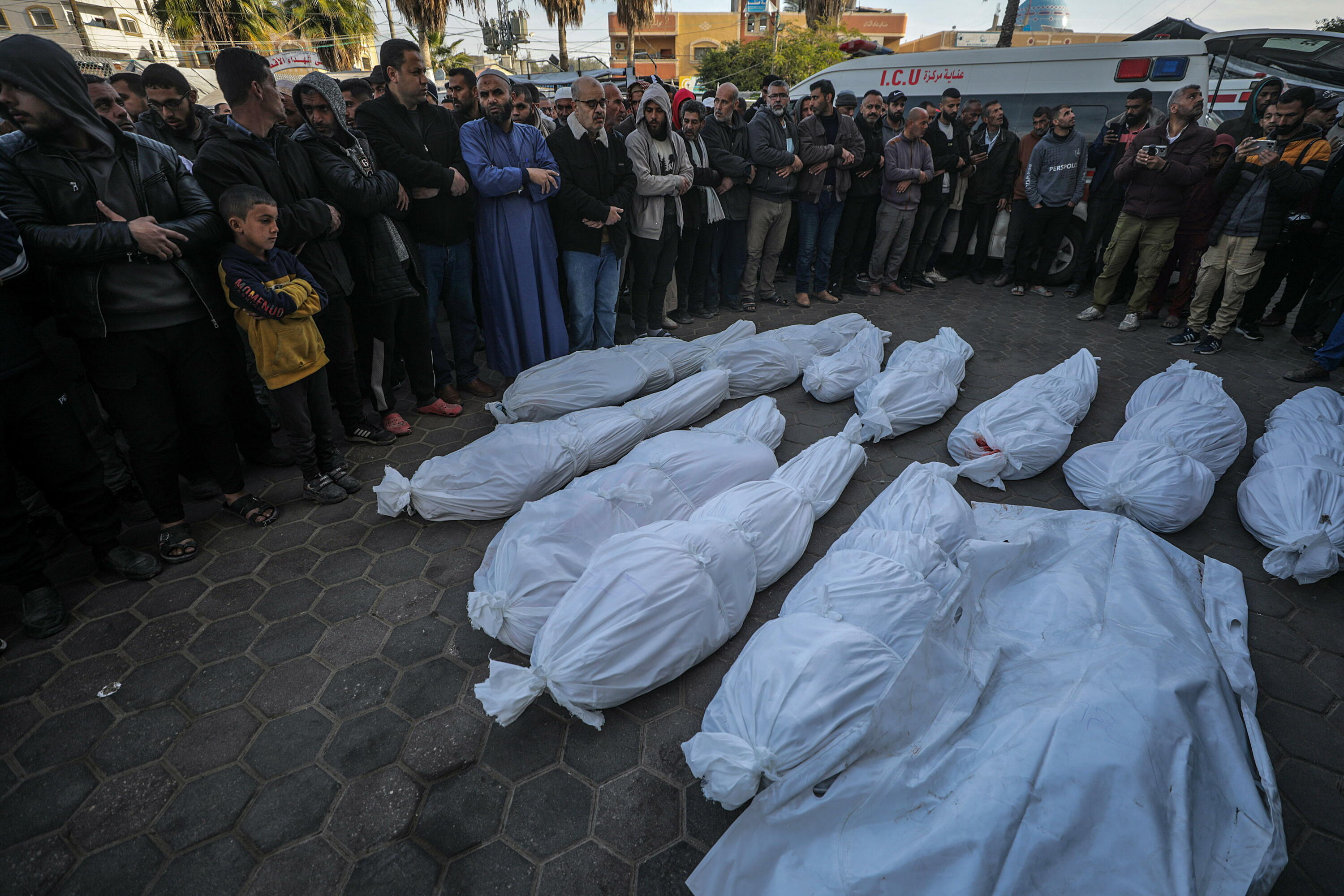 Palestinar batzuk Gazako Deir al-Balah hirian gaur, pertsona batzuen hiletan. MOHAMMED SABER / EFE