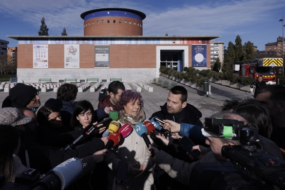 Rebeca Esnaola Kultura kontseilaria, planetarioaren parean. VILLAR LOPEZ/EFE