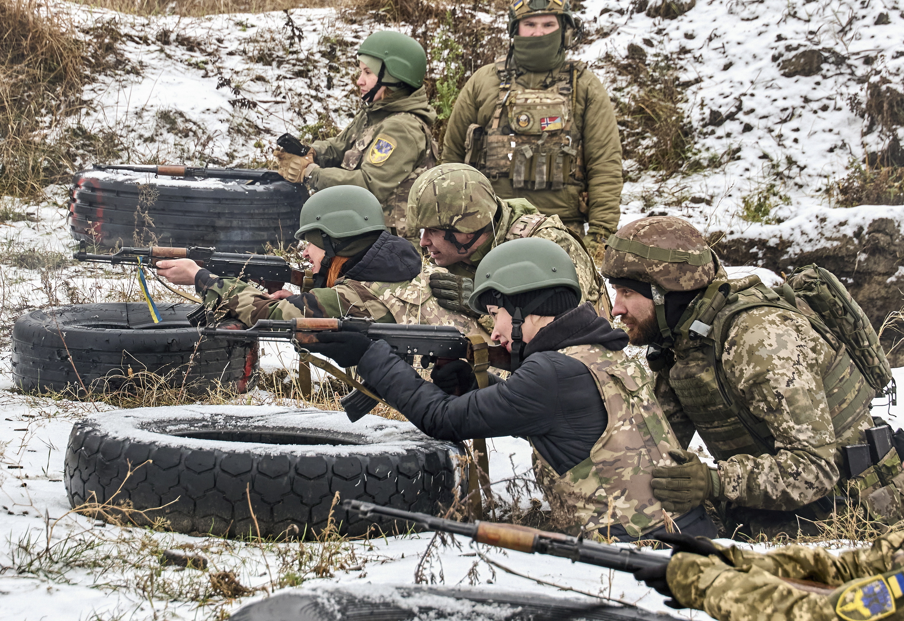 Ukrainako hainbat herritar armadarekin entrenatzen, Kharkiven, iragan abenduan. SERGEY KOZLOV / EFE