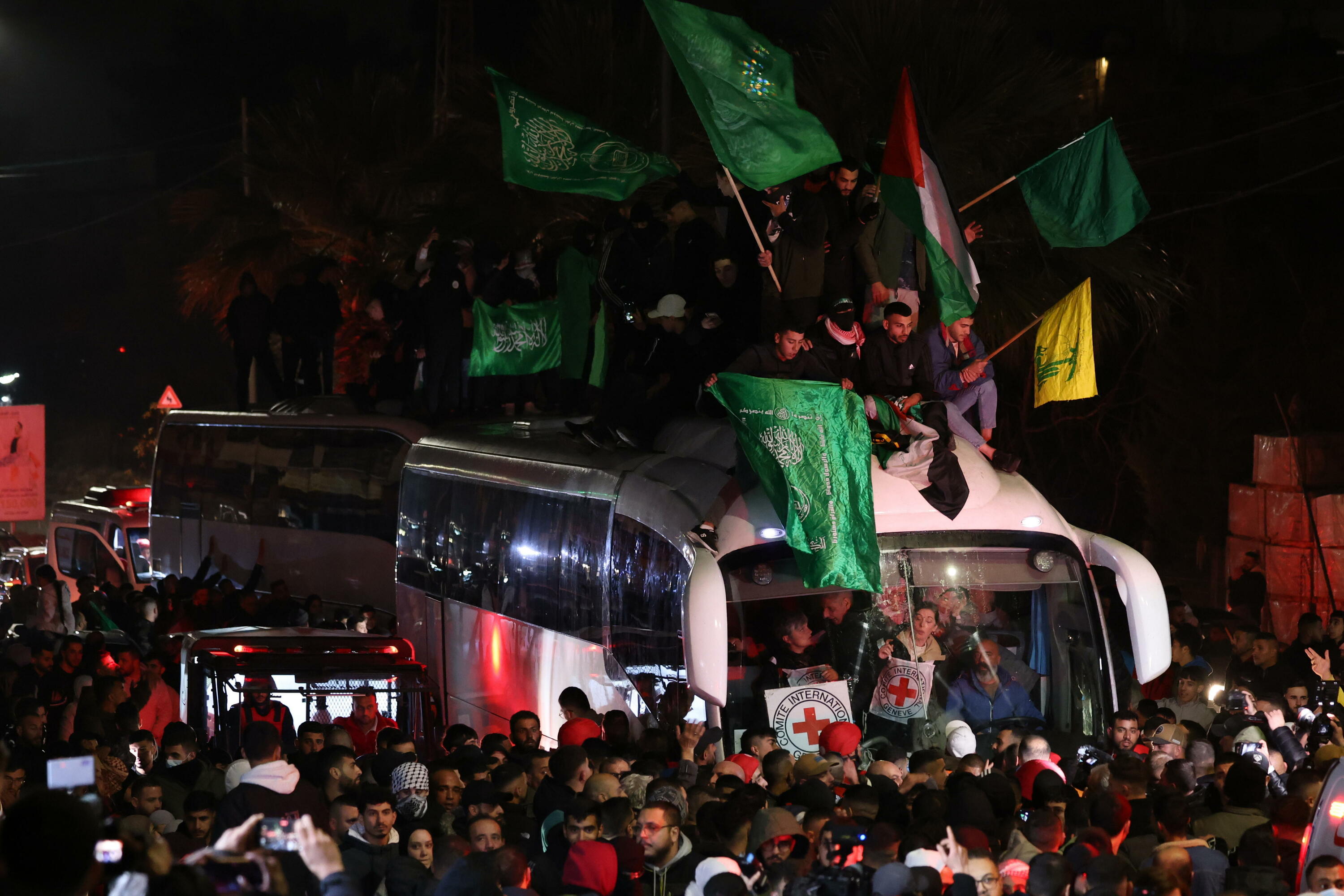 Jendetza zain, presoei ongi-etorria egiteko. ALAA BADARNEH / EFE