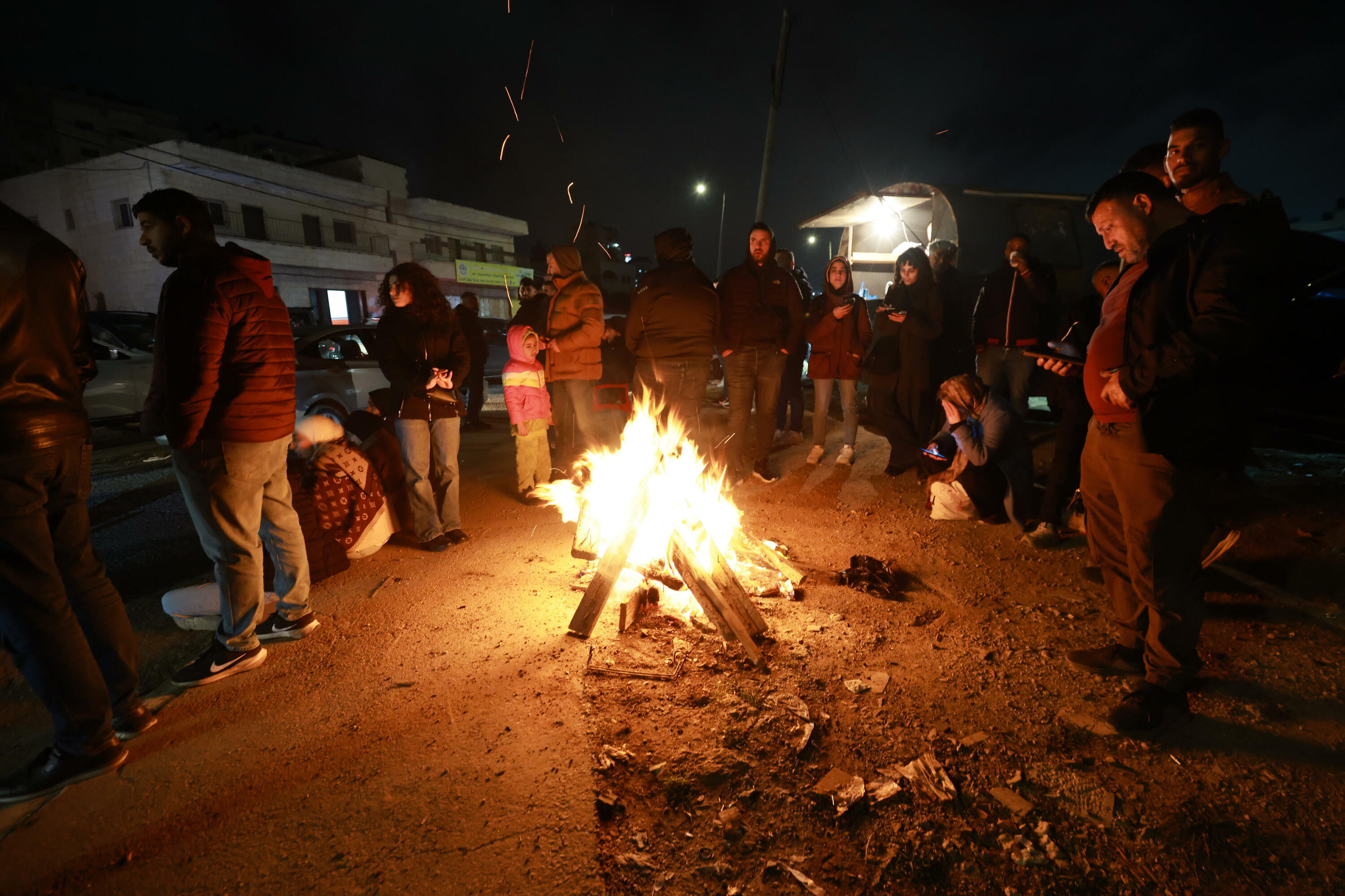 Hainbat palestinar, Oferreko espetxe militarraren atarian, hurkoen zain. ALAA BADARNEH / EFE