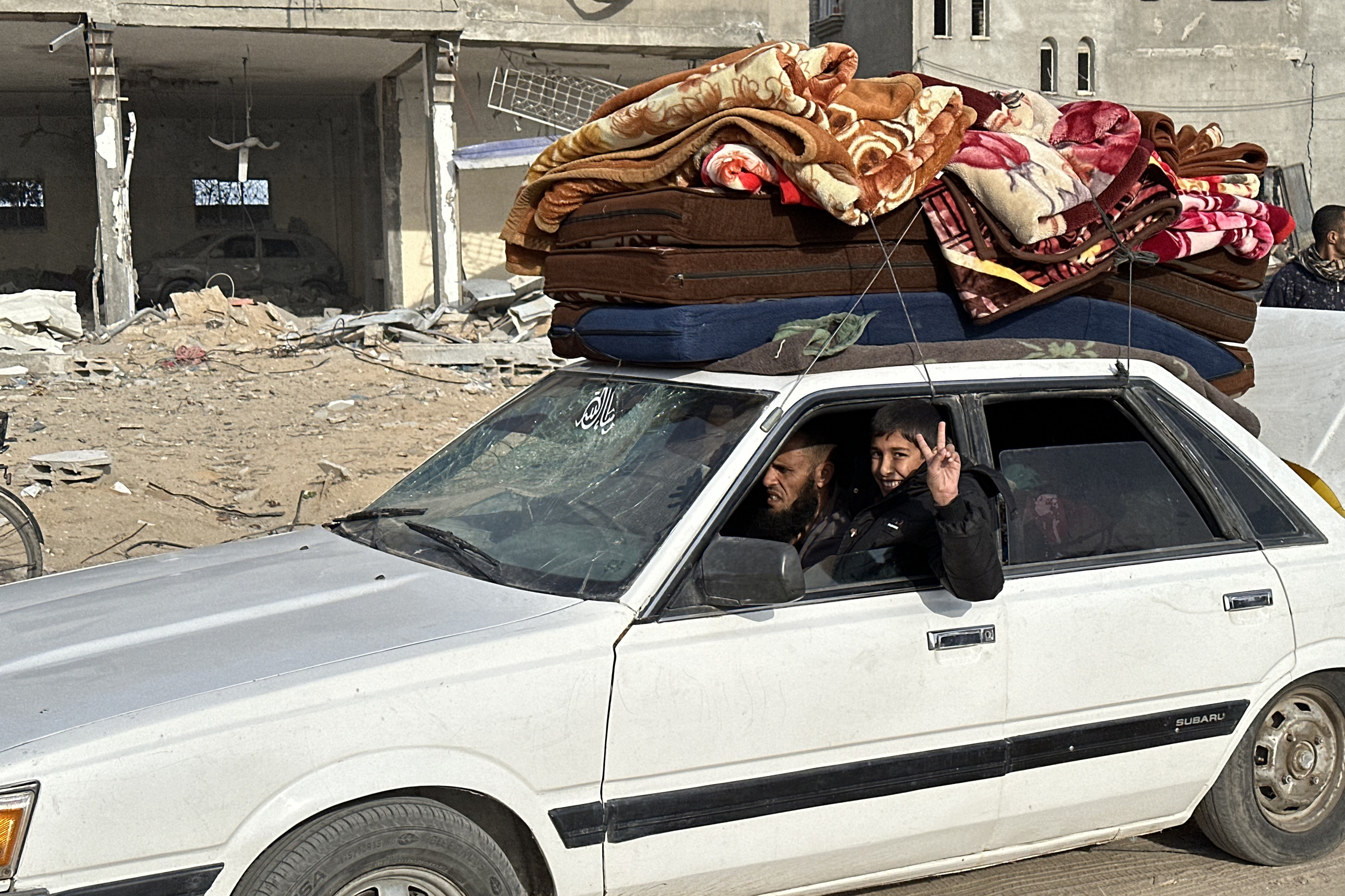 Meniaren lehen egunean desplazatutako palestinarrak euren etxeetara itzultzen hasi dira. EFE