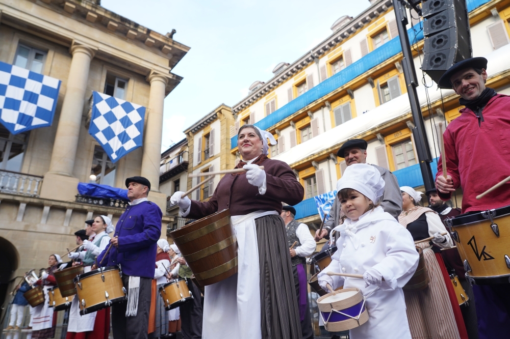 Danborradaz gozatzen herritarrak San Sebastian Egunean