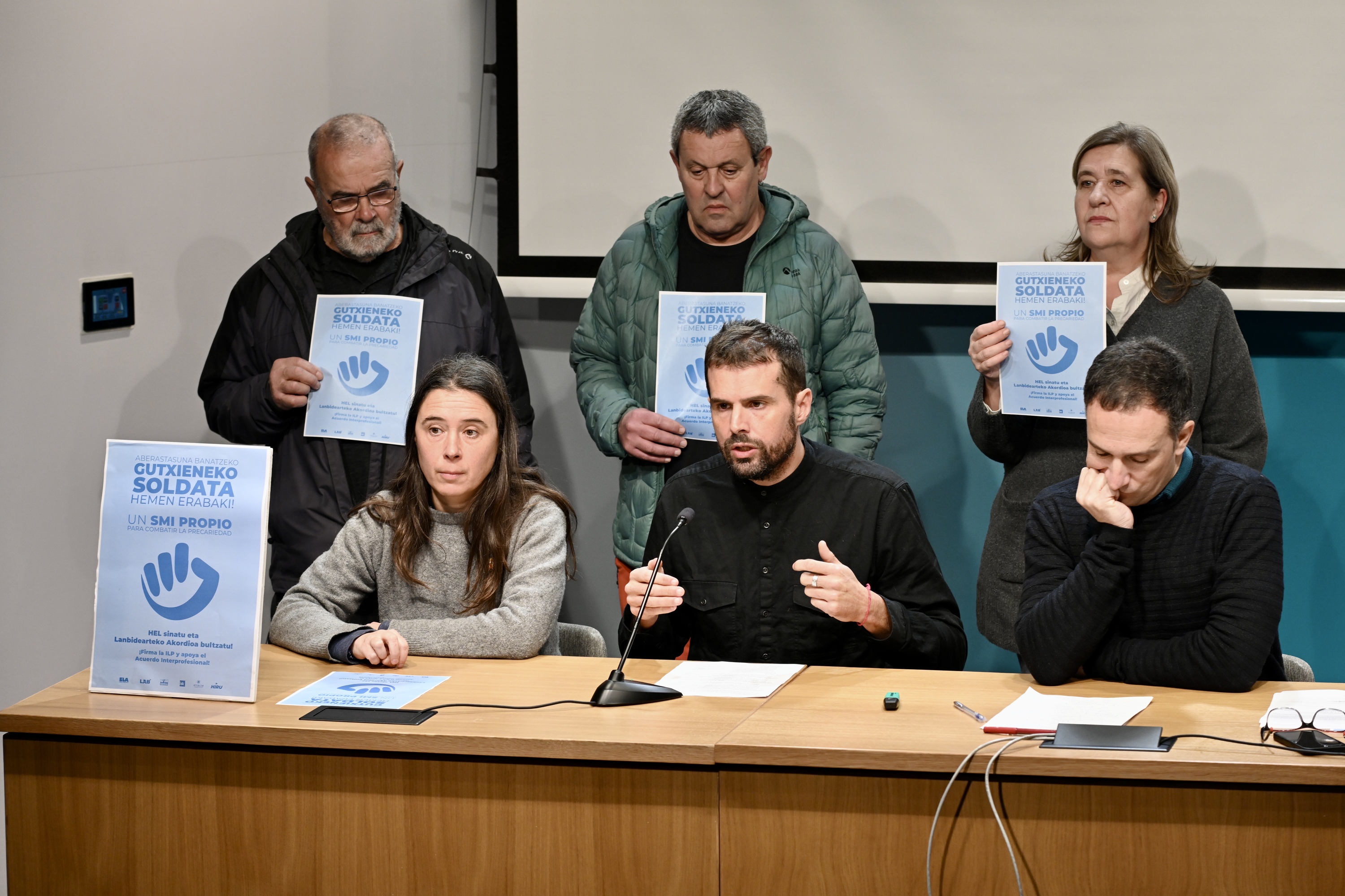 Sindikatuetako ordezkariak, gaur Bilbon egindako agerraldian. MIKEL MARTINEZ DE TRESPUENTES / FOKU