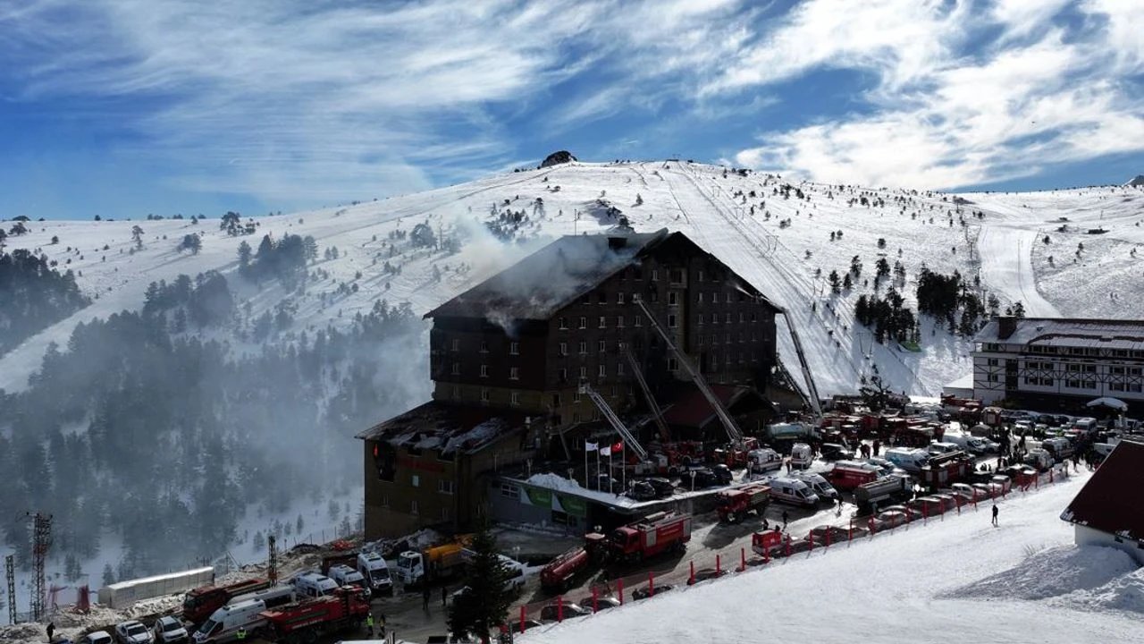 Suhiltzaileak, Kartalkaya (Turkia) eski estazioko hotel bateko sutea itzaltzen. BERRIA