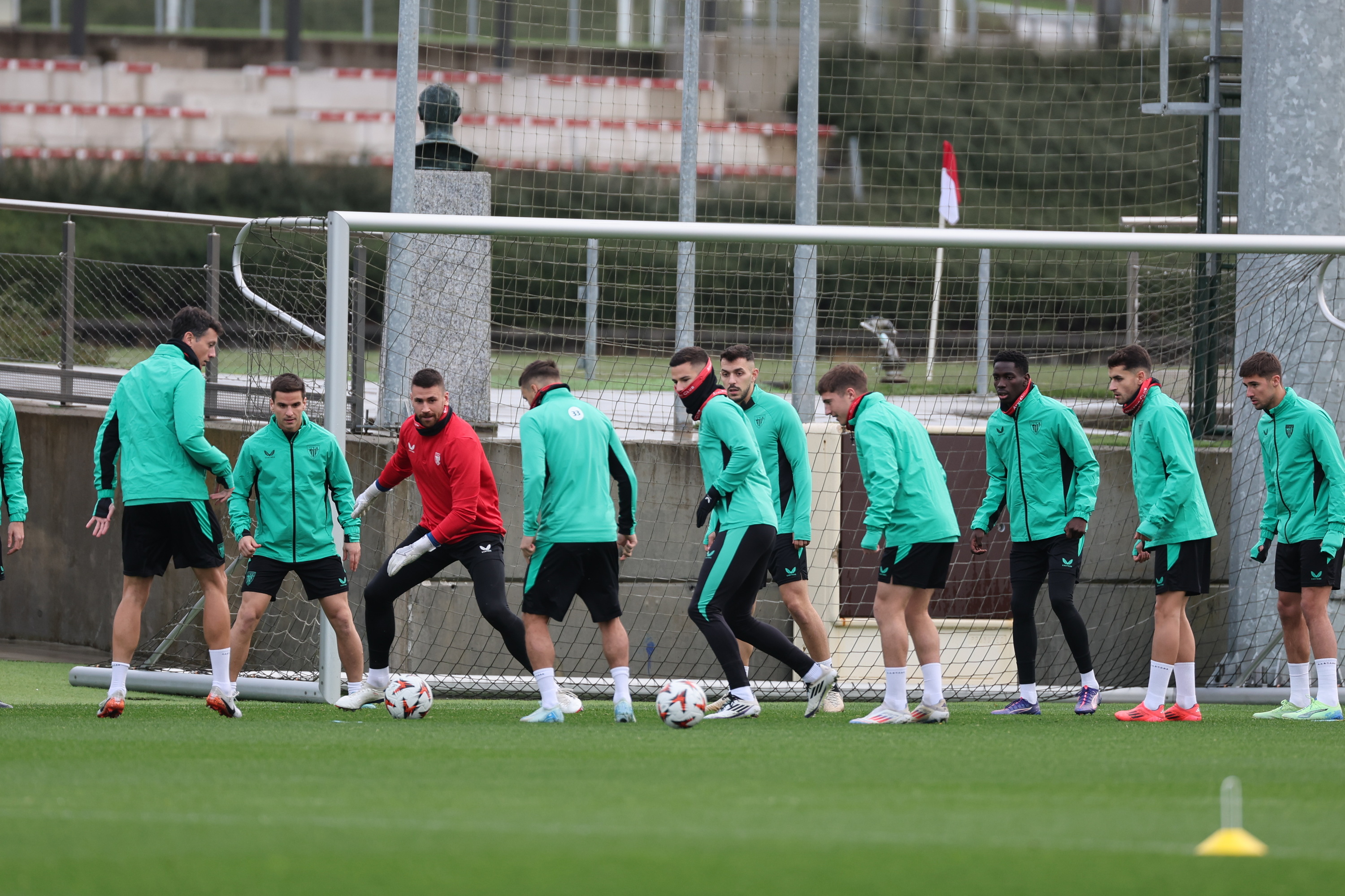 Athleticeko jokalariak, Lezaman, entrenamendu batean. LUIS TEJIDO / EFE