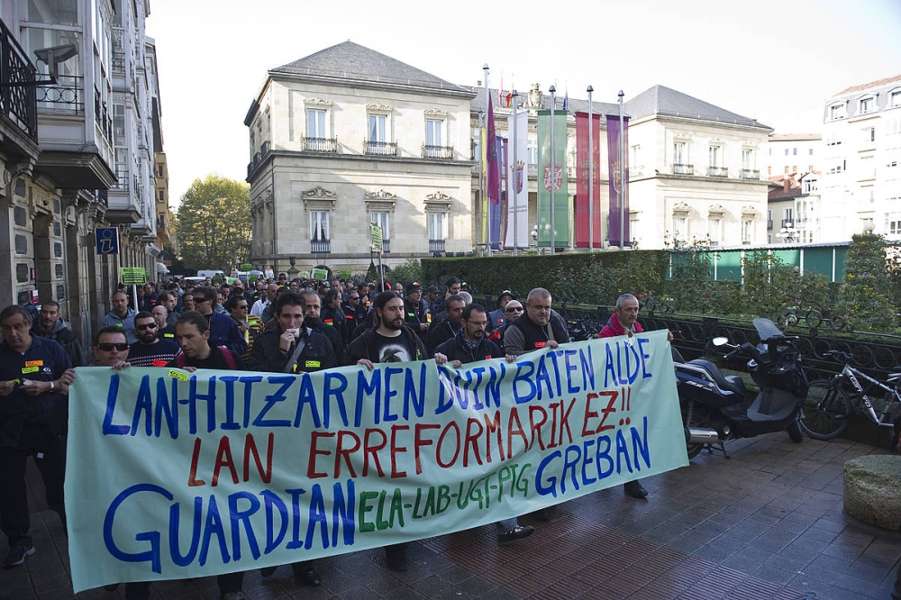 Guardianeko langileak protestan, Gasteizen, 2021. urtean. JUANAN RUIZ / FOKU