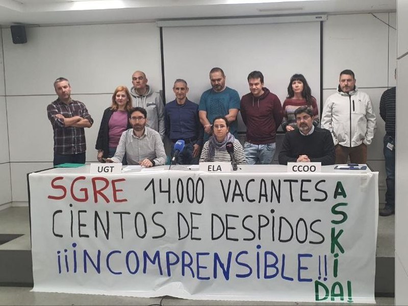 Siemens Gamesako langile batzordea. Mahaian, ezkerretik eskuinera, Mikel Tapia (UGT), Almudena Herrera (ELA) eta Manuel San Juan (CCOO). ELA