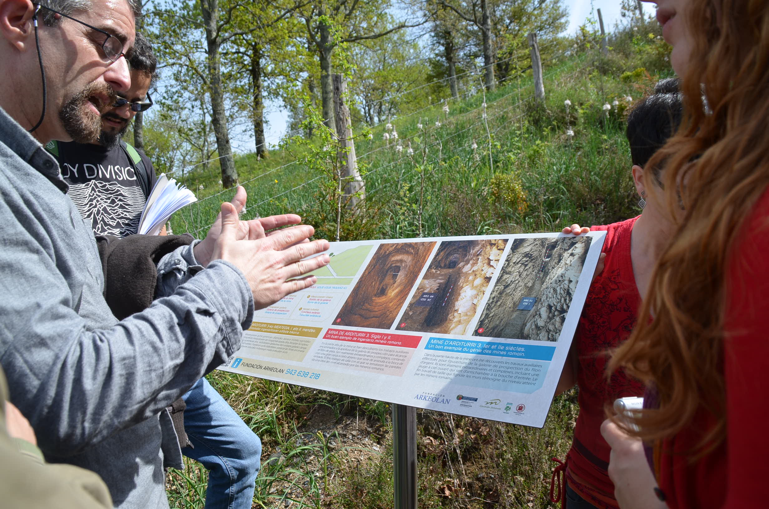 Oiartzungo Arditurri parketxeko langile bat bisitariei azalpenak ematen, iaz, Arditurri III galerian. HITZA