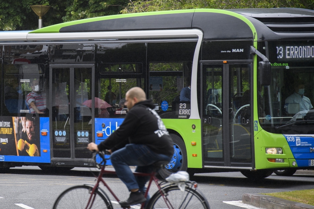 Herritar bat bizikletan, autobus baten aurretik pasatzen, Donostian. G. RUBIO / FOKU