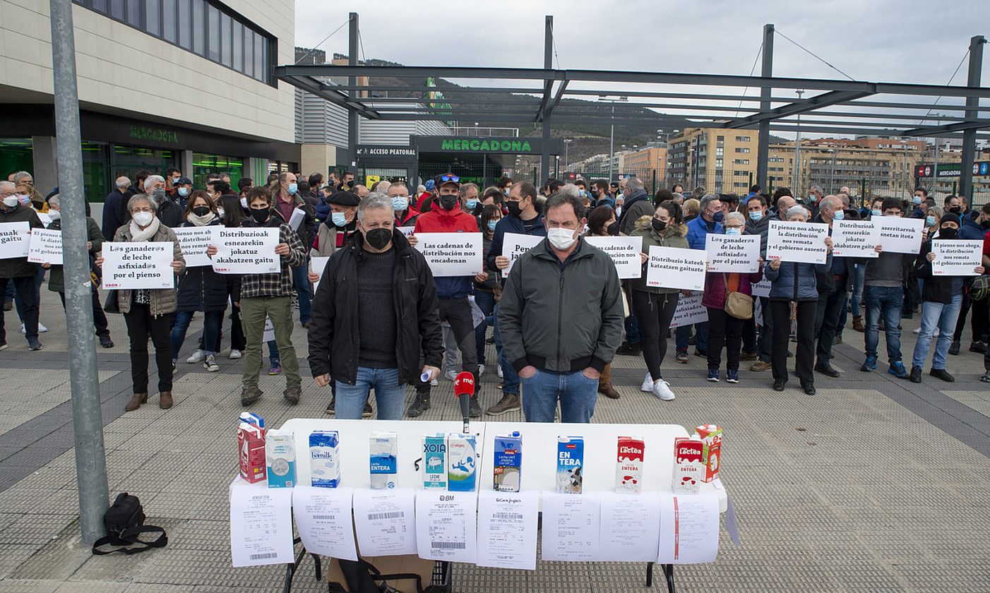 Iruñeko Buztintxuri auzoko Mercadona saltoki handian egindako elkarretaratzea, atzo. IÑIGO URIZ / FOKU.